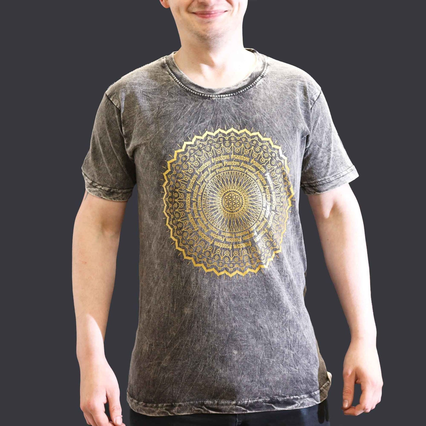 Camiseta gris desgastada con estampado dorado de mandala, estilo moderno y relajado para hombres.
