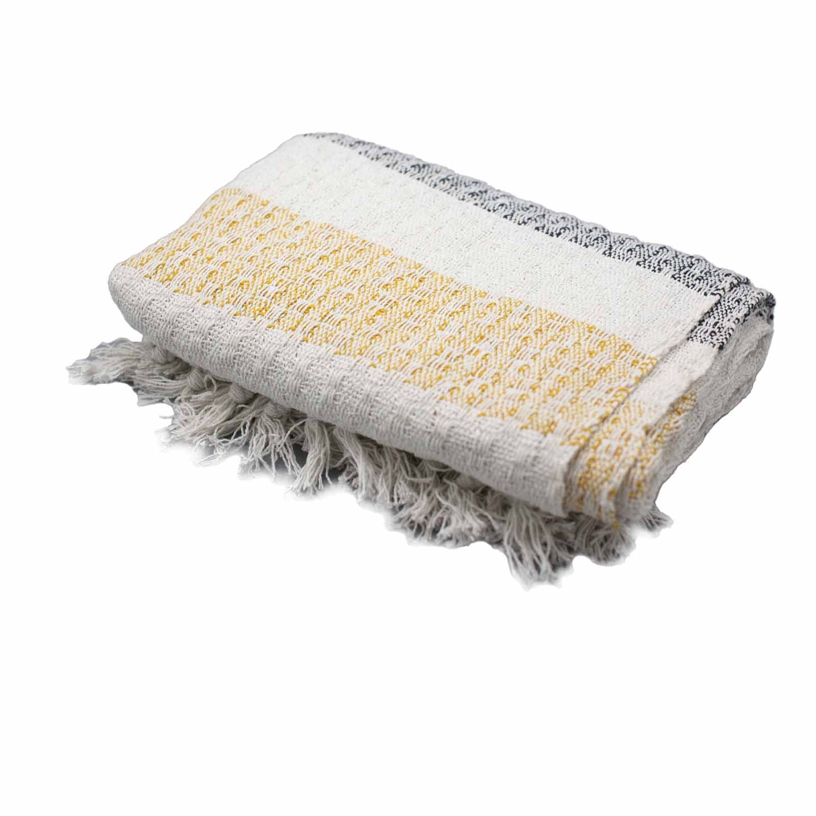 Toalla de algodón blanco con franjas amarillas y grises, estilo bohemio, textura suave y bordes con flecos.