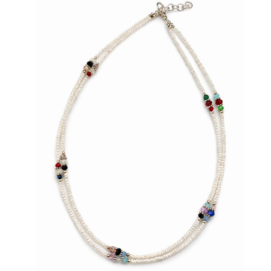 Collar de perlas blancas con cuentas de colores, estilo bohemio y elegante, ideal para ocasiones especiales.