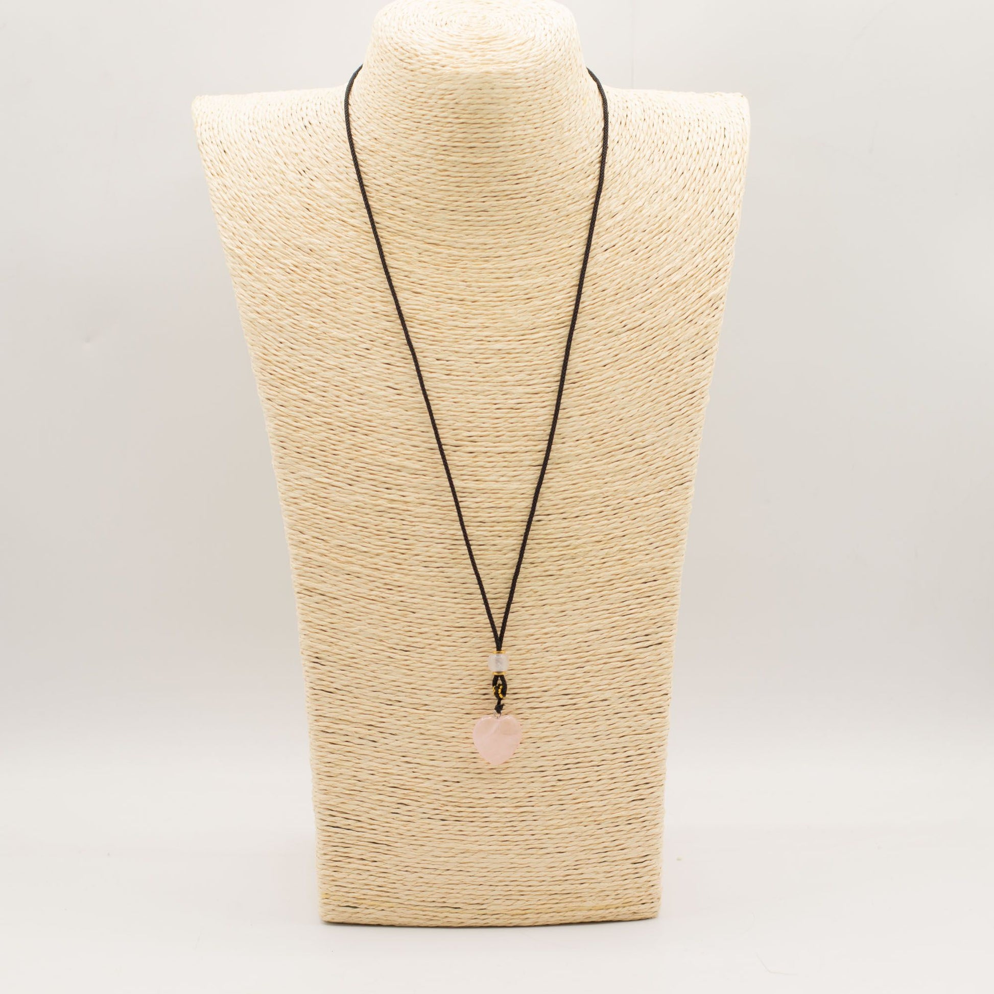 Collar de piedra rosa en forma de corazón con cordón negro, estilo bohemio y elegante.