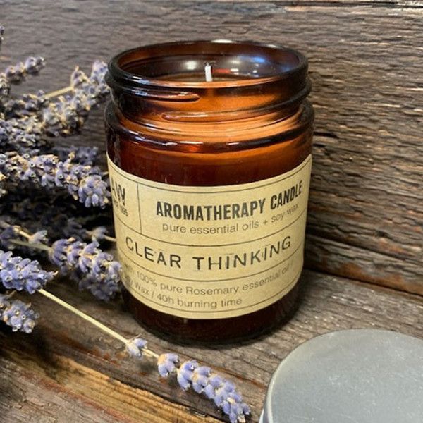 Vela aromática "Clear Thinking" en frasco ámbar, con aceite esencial de romero y 40 horas de duración.