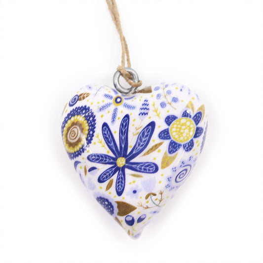 Corazón decorativo de cerámica blanca con flores azules y amarillas, colgante con cuerda natural.
