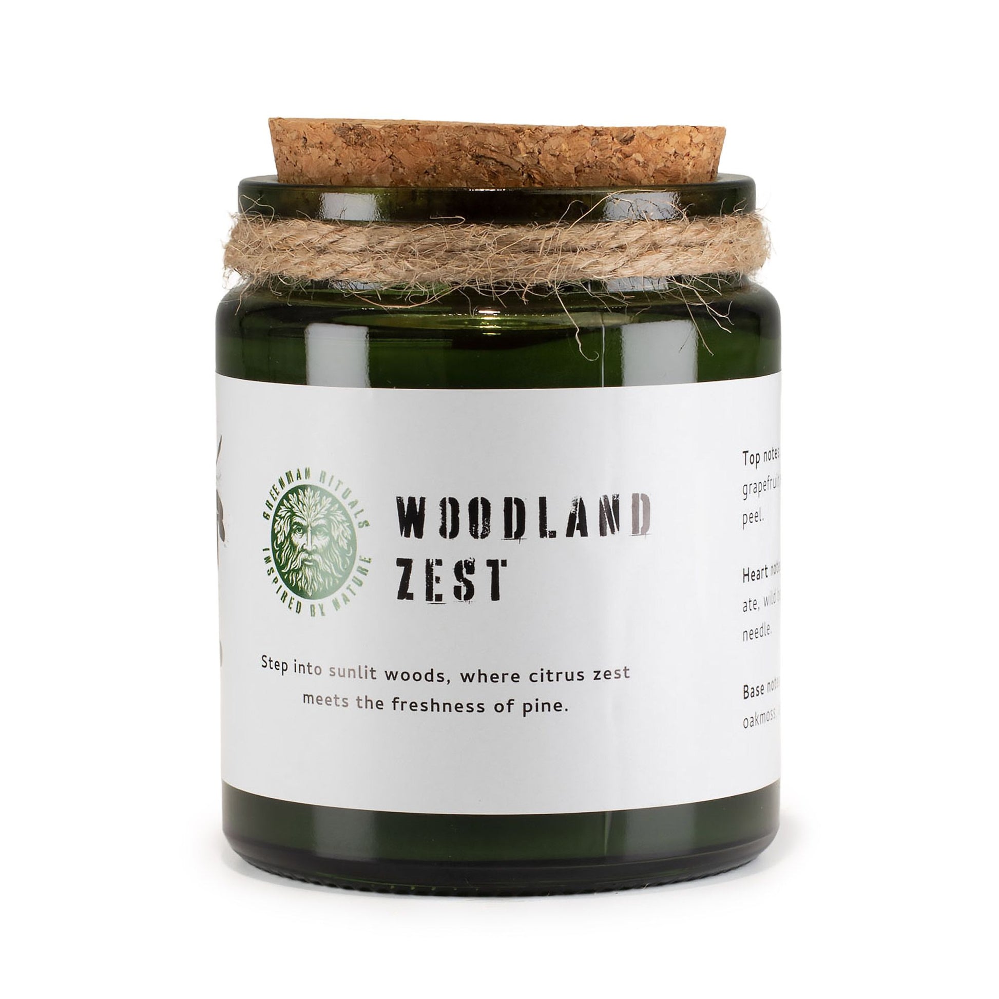 Vela aromática Woodland Zest en frasco verde, con tapa de corcho y cuerda, fragancia a cítricos y pino.