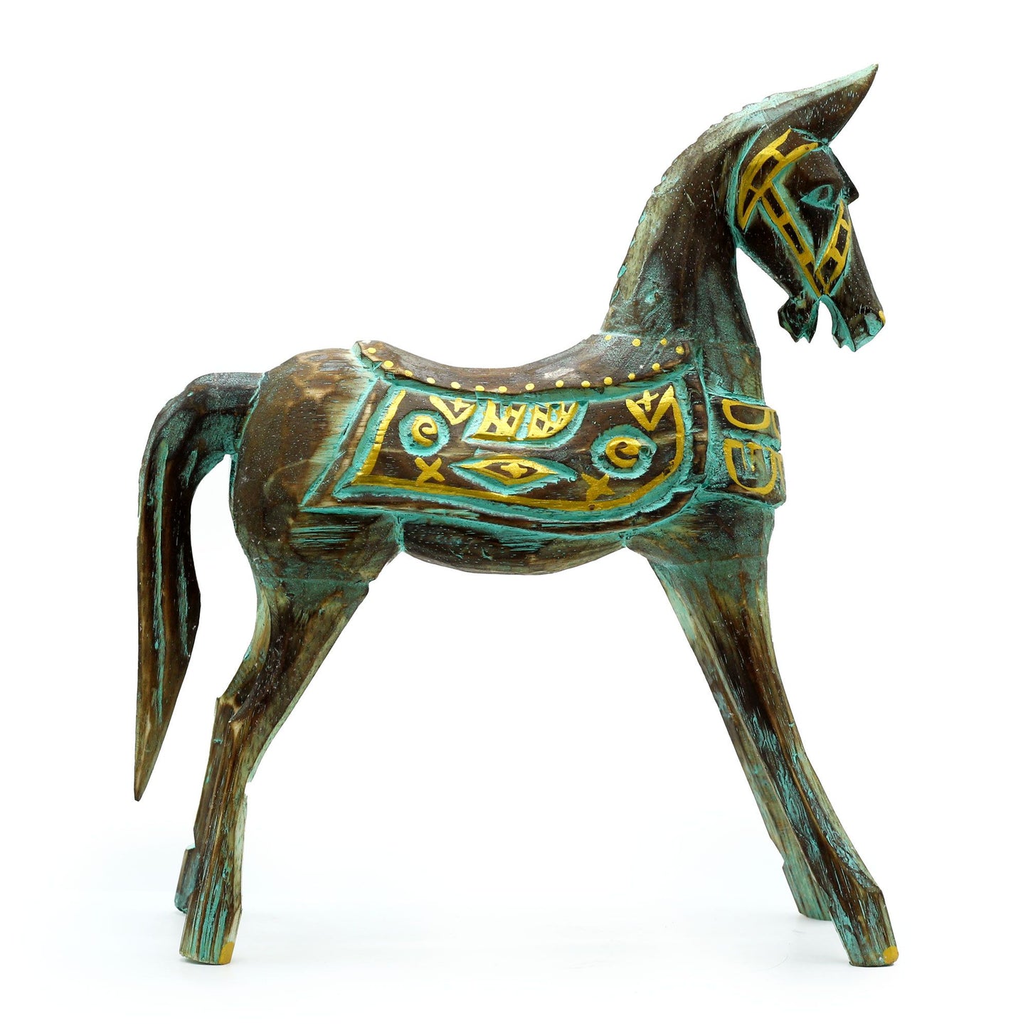 Caballo decorativo de resina en tonos marrón y azul, con detalles dorados y estilo étnico. Ideal para decoración.