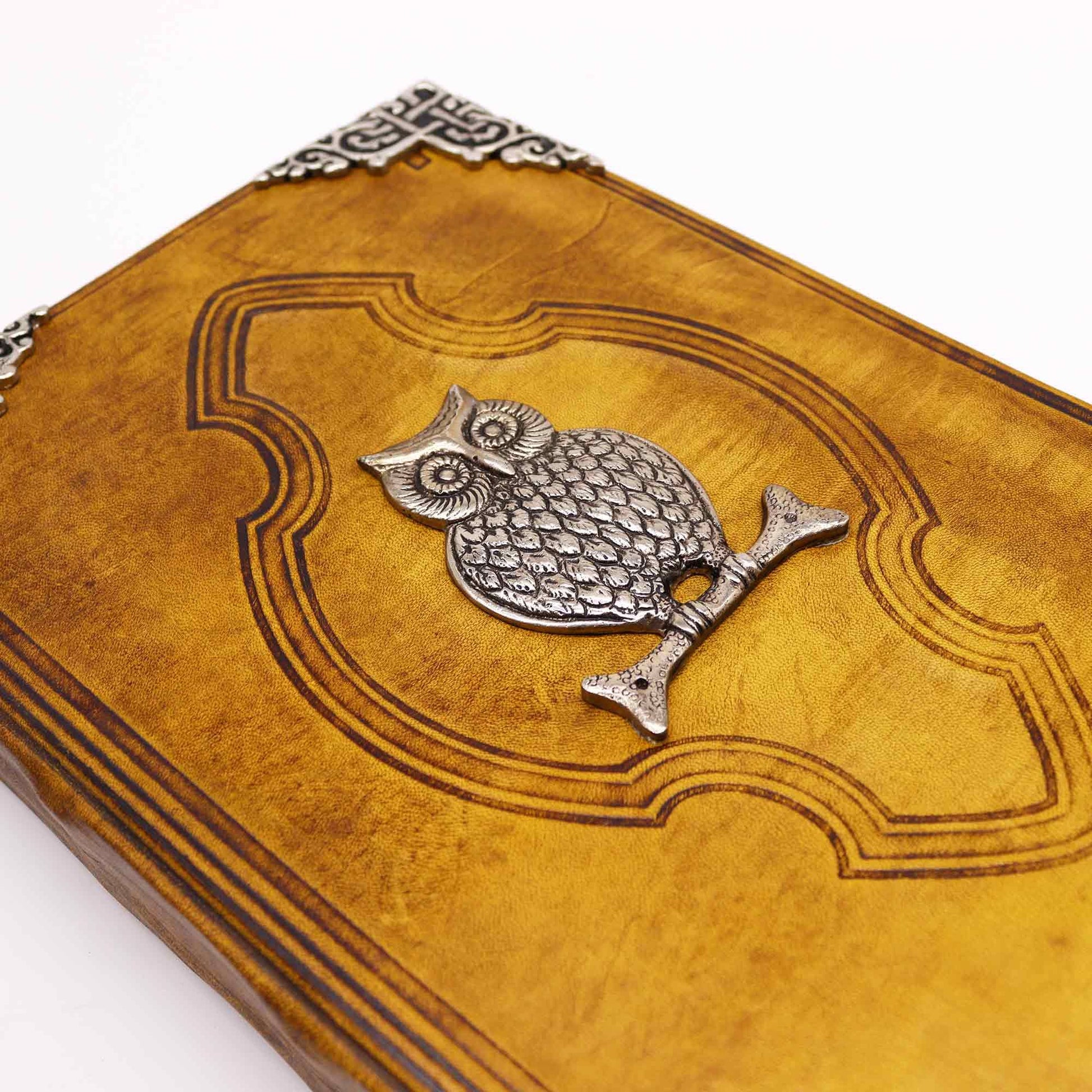 Cuaderno de piel marrón con diseño de búho en relieve y detalles plateados. Ideal para escritura y apuntes.