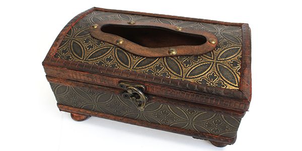 Caja de madera decorativa en tonos marrones y dorados, estilo vintage, con abertura para pañuelos.