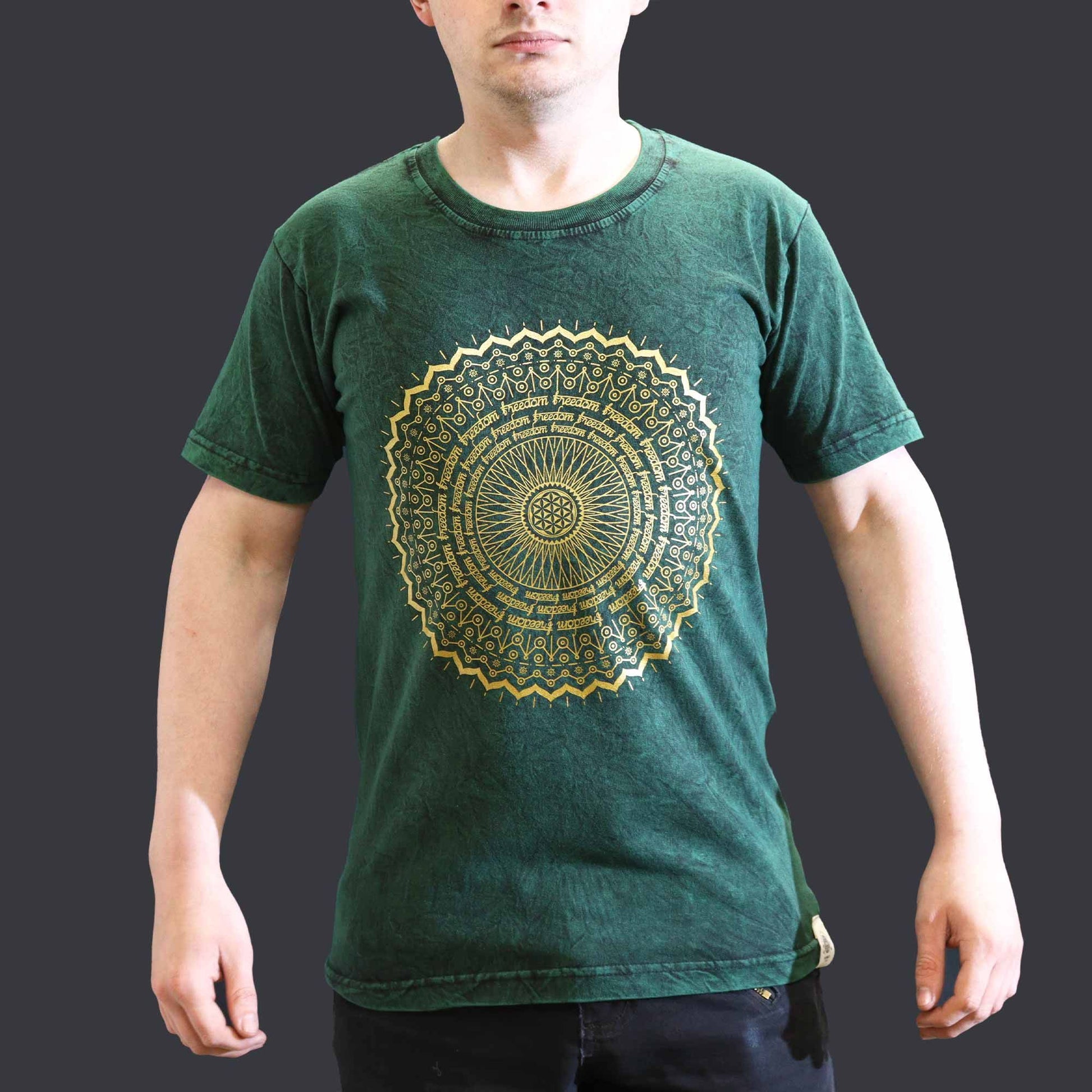 Camiseta verde con diseño dorado de mandala, fabricada en algodón suave, estilo casual y moderno.