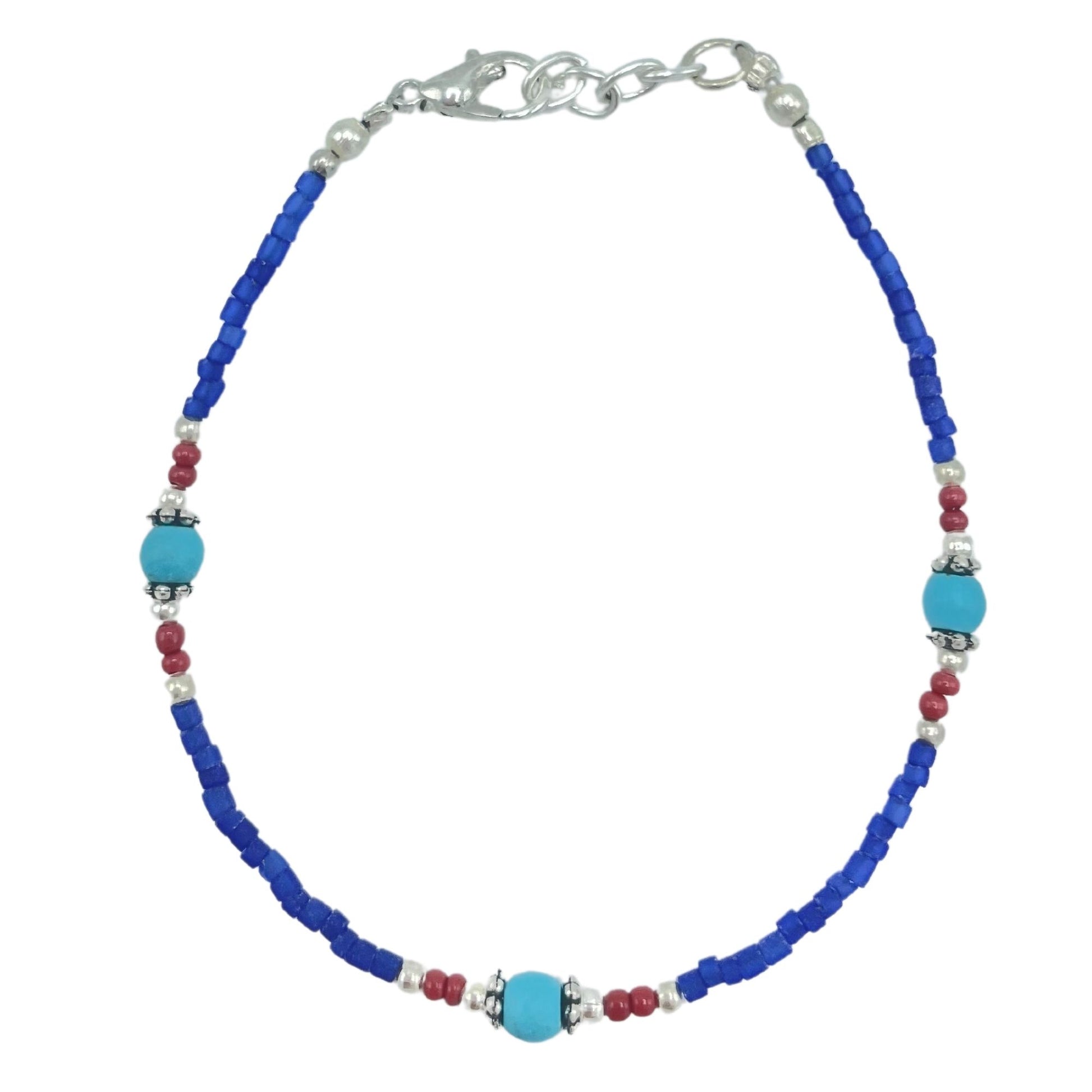 Collar de cuentas azul y roja con detalles plateados, estilo bohemio y materiales de cerámica y metal.