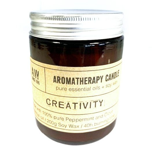 Vela aromática de soja color ámbar con aceites esenciales de menta y cítricos, etiqueta "Creatividad". 200g.
