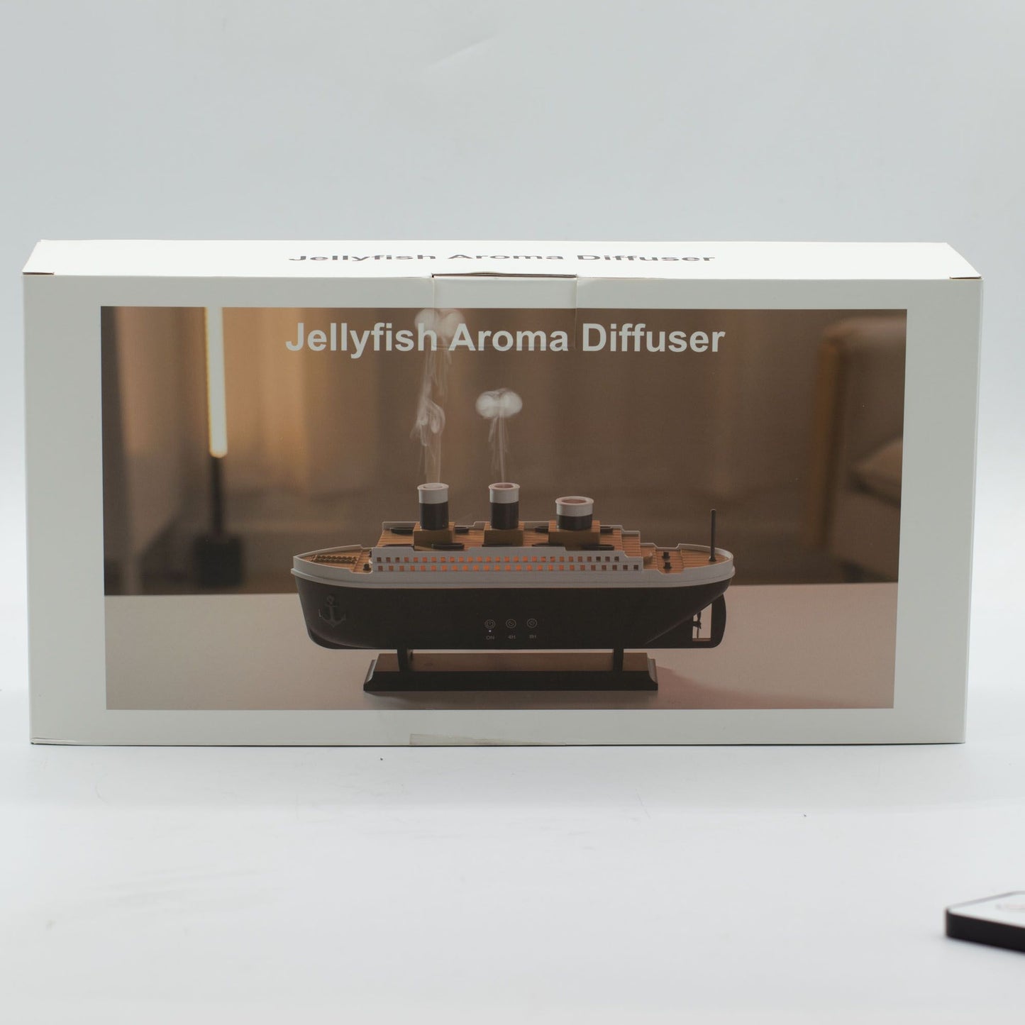 Caja de difusor de aromas Ancient Wisdom con forma de barco emitiendo vapor, estilo clásico, sobre fondo neutro.