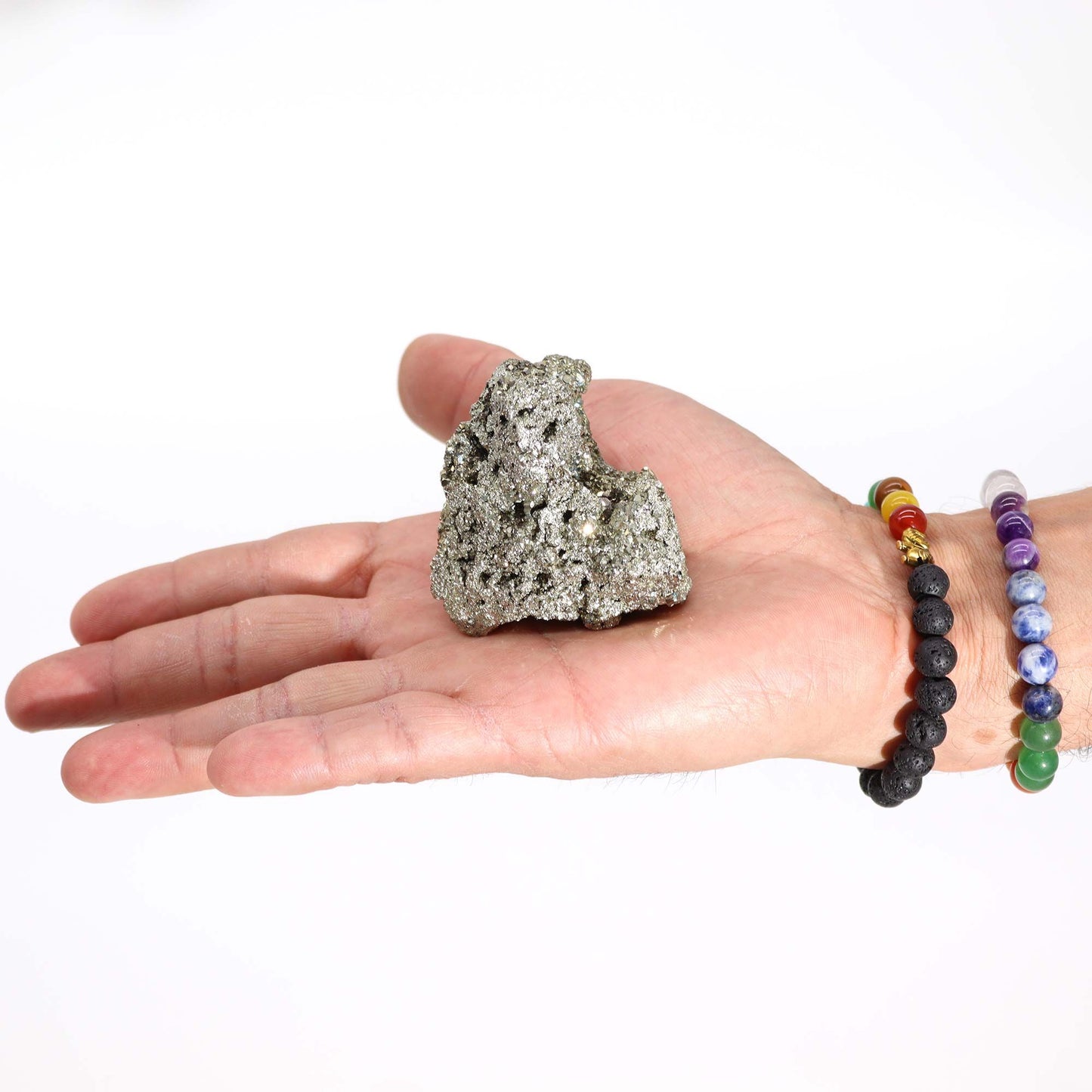 Mineral de pirita gris brillante en mano, ideal para decoración y coleccionismo.