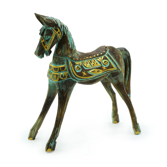 Caballo decorativo tallado en madera, color verde con detalles dorados, estilo artesanal vintage.