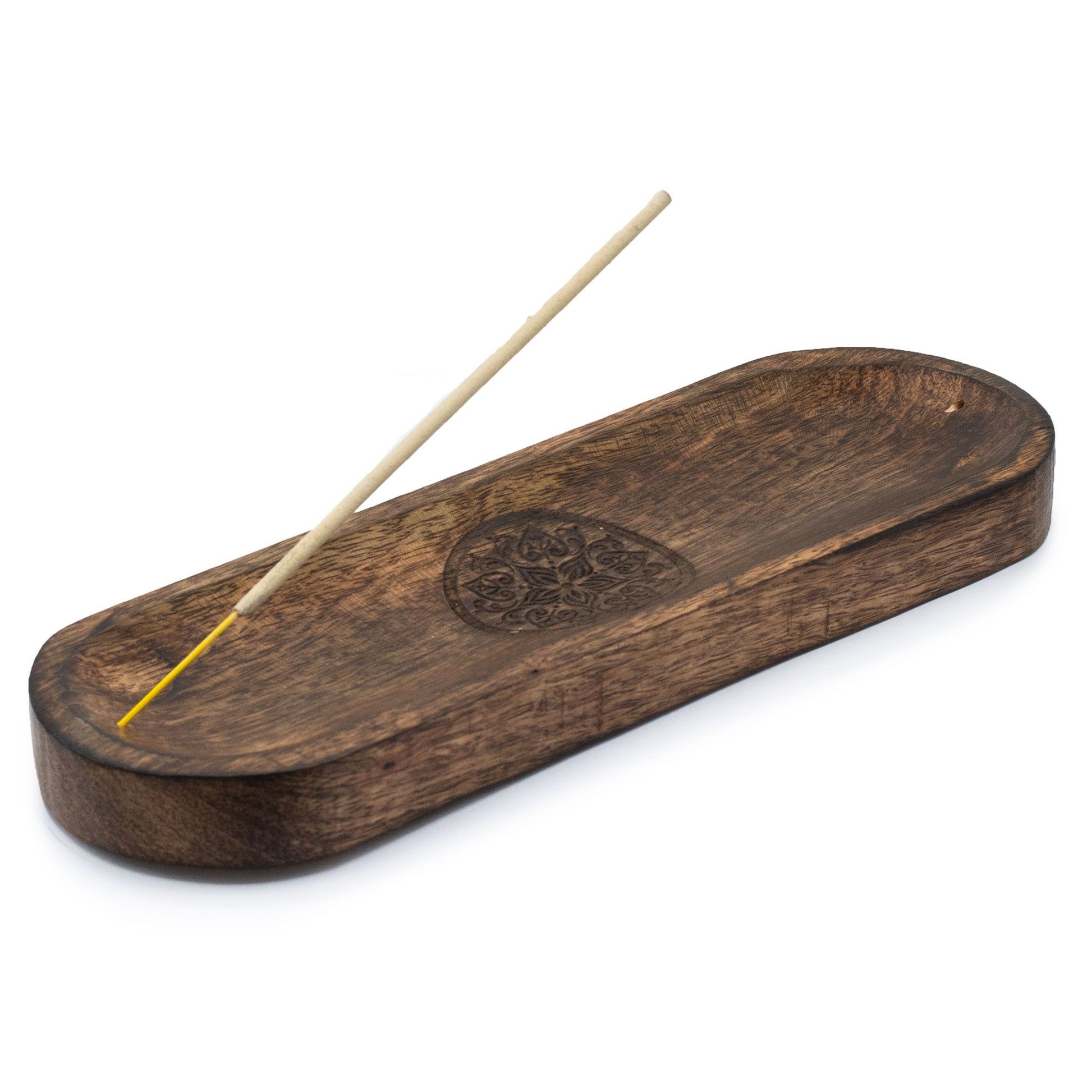 Soporte de incienso de madera oscura con diseño grabado, elegante y funcional para aromaterapia.