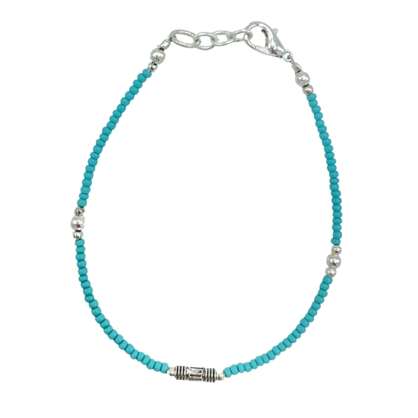 Collar de cuentas turquesas y plata, estilo bohemio y moderno, con cierre de langosta y detalles metálicos.