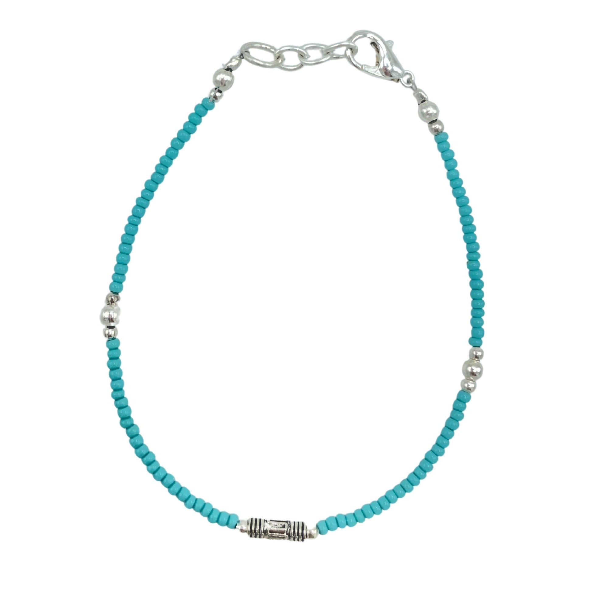 Collar de cuentas turquesas y plata, estilo bohemio y moderno, con cierre de langosta y detalles metálicos.