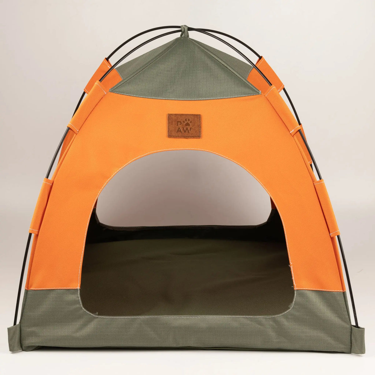 Vista frontal de la cama tienda verde y naranja con entrada arqueada y cojín interior