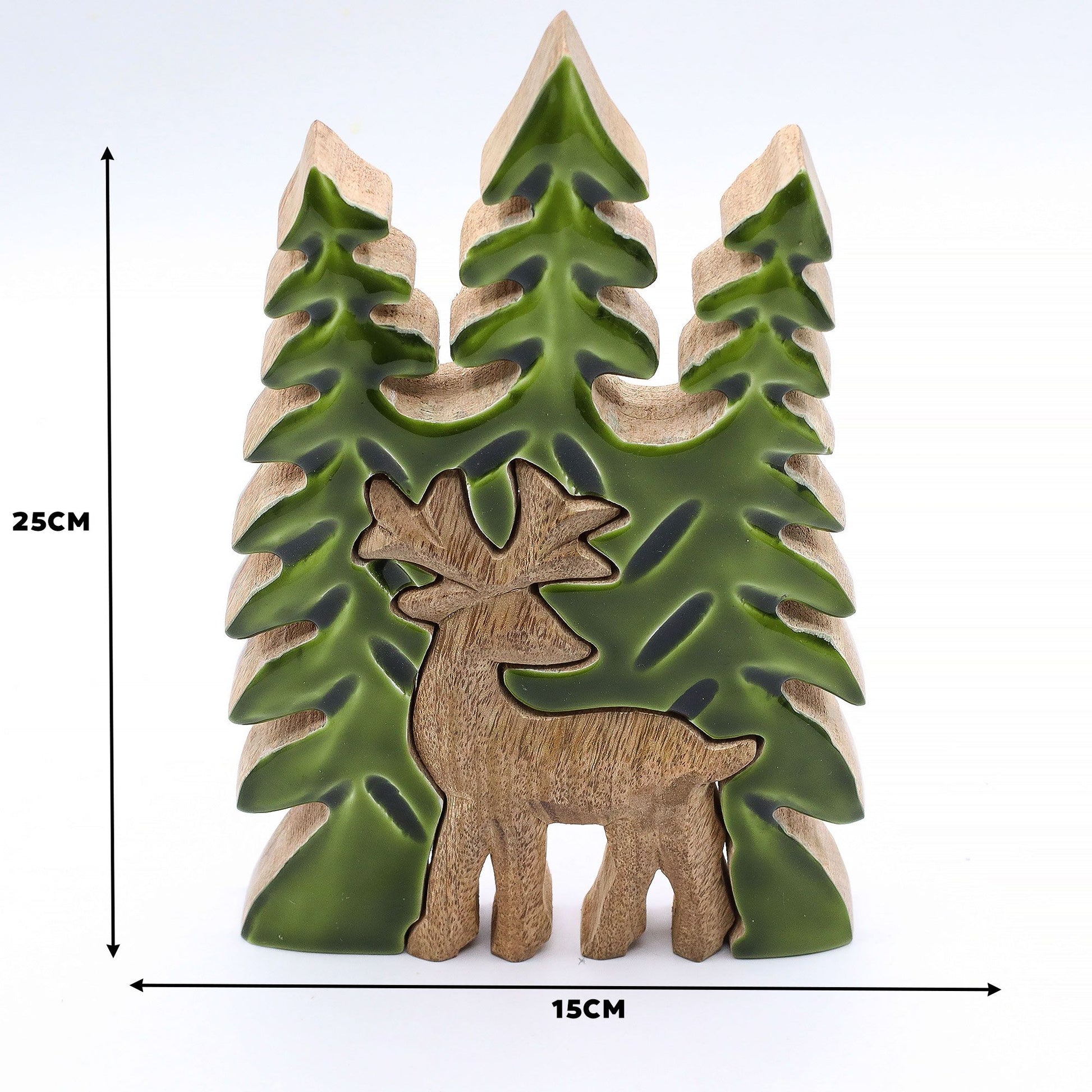 Decoración navideña en madera con ciervo y pinos verdes, 25 cm de alto y 15 cm de ancho. Ideal para festivos.