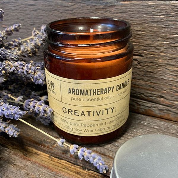 Vela aromática de soja marrón, con aceite esencial de menta, envase de vidrio, estilo rústico, fomenta la creatividad.