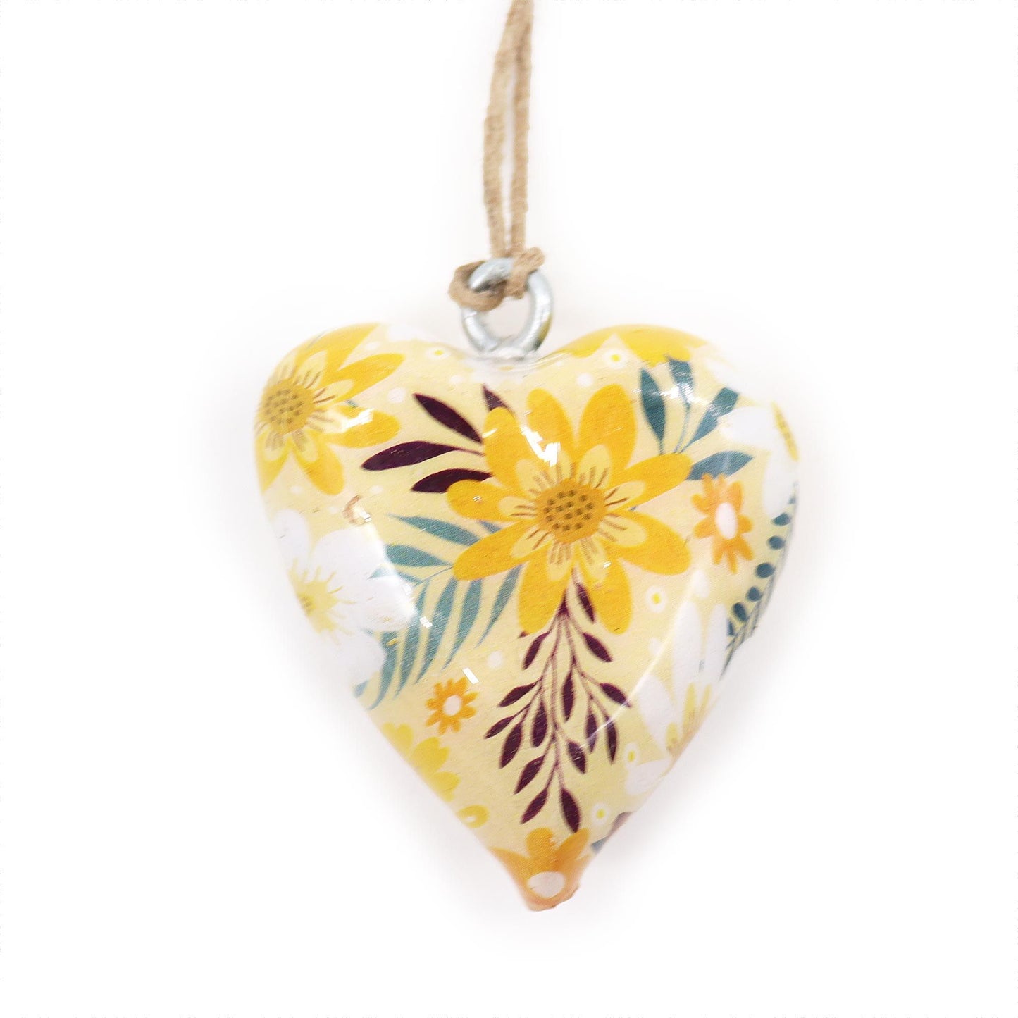 Corazón decorativo de cerámica amarilla con flores en tonos morados y blancos, colgante con cuerda natural.