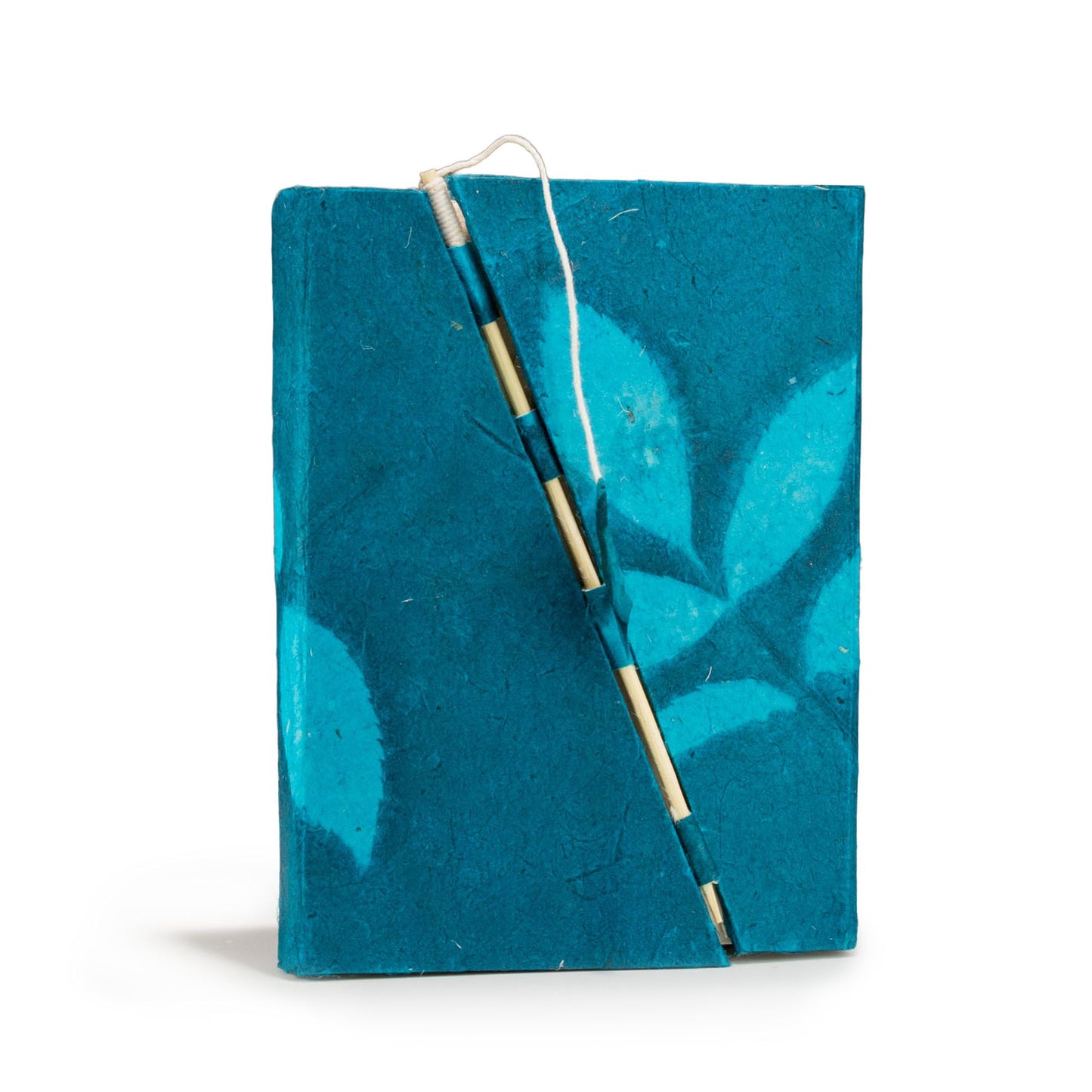 Cuaderno hecho a mano en papel reciclado azul con hojas turquesas, atado con hilo de algodón natural.