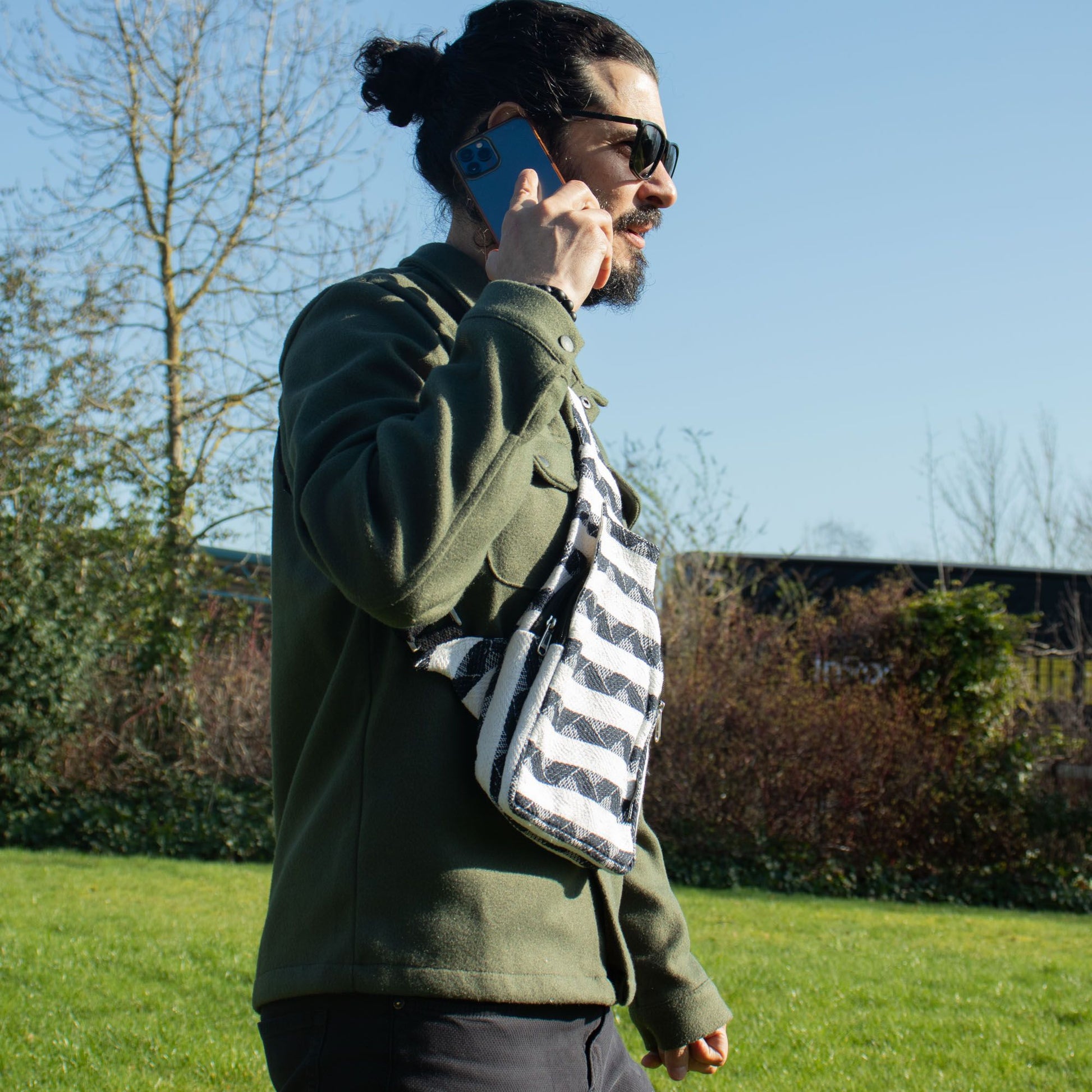 Bandolera a rayas blancas y negras, estilo moderno, material resistente, ideal para un look casual y urbano.