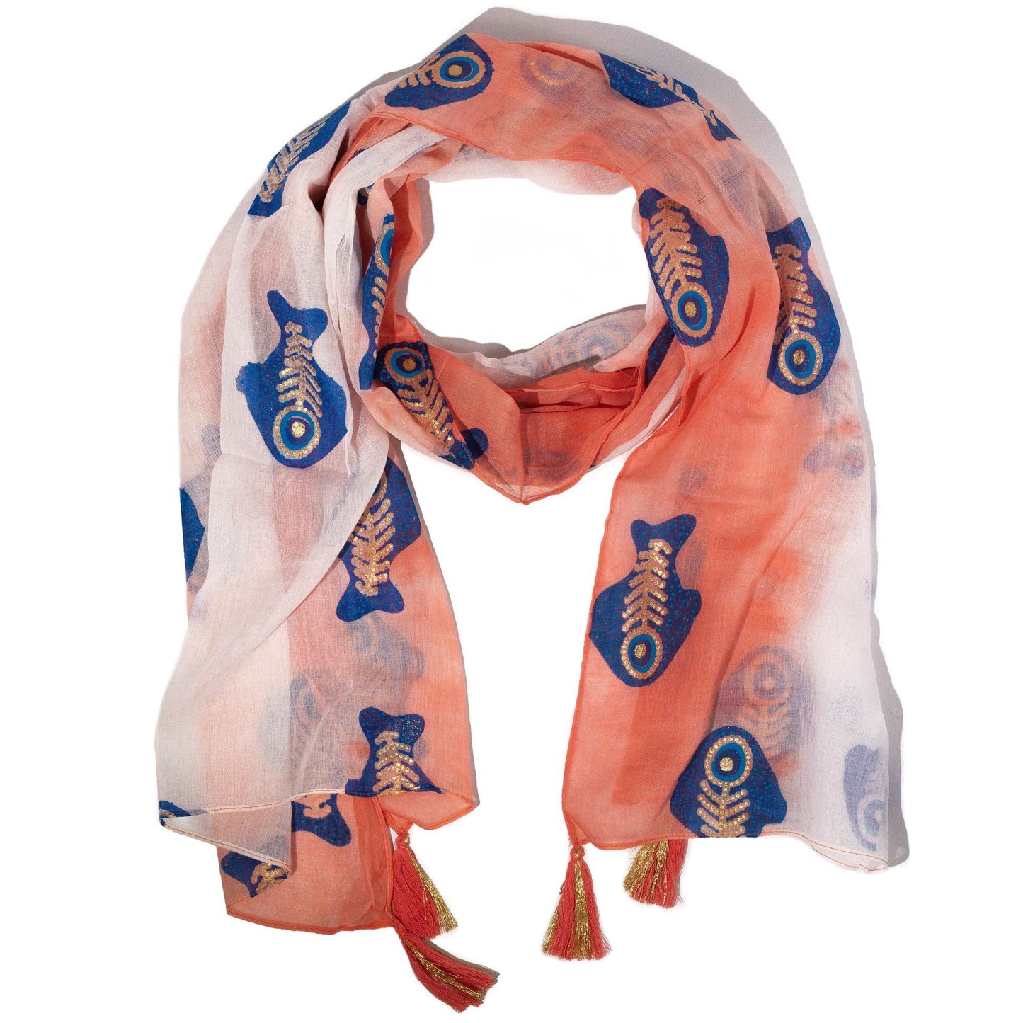 Bufanda transparente blanca con estampado de peces azules y detalles en naranja, con flecos en los extremos.
