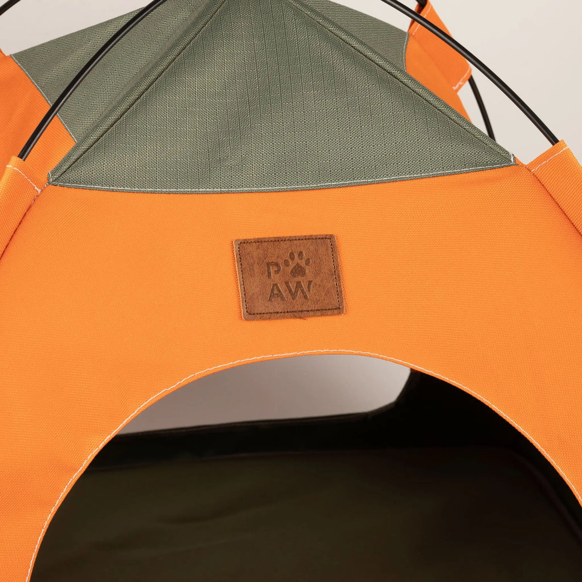 Detalle del techo verde y la entrada naranja de la cama tienda para mascotas