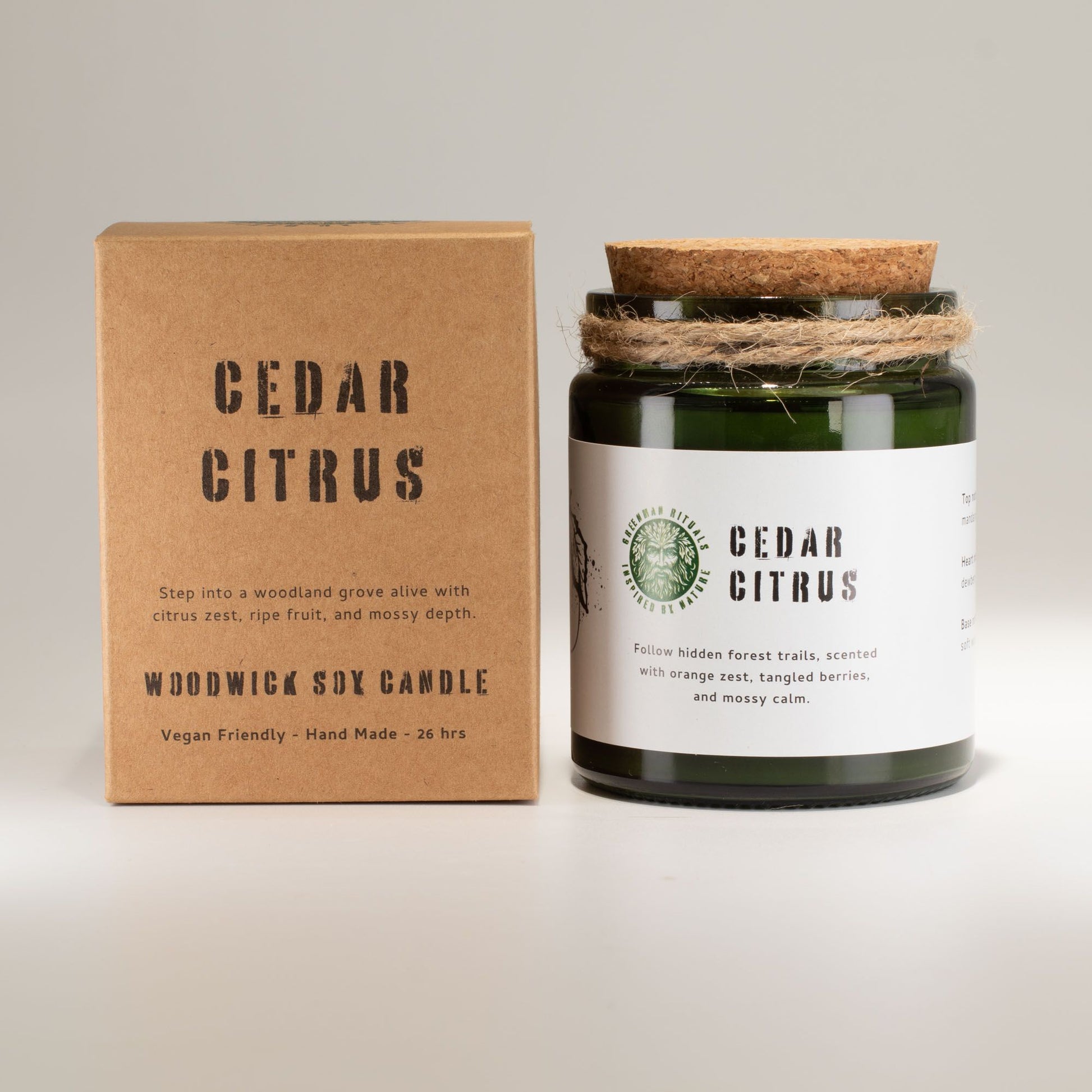 Vela de soya verde "Cedar Citrus" con aromatizantes cítricos y caja de cartón marrón, vegana y hecha a mano.