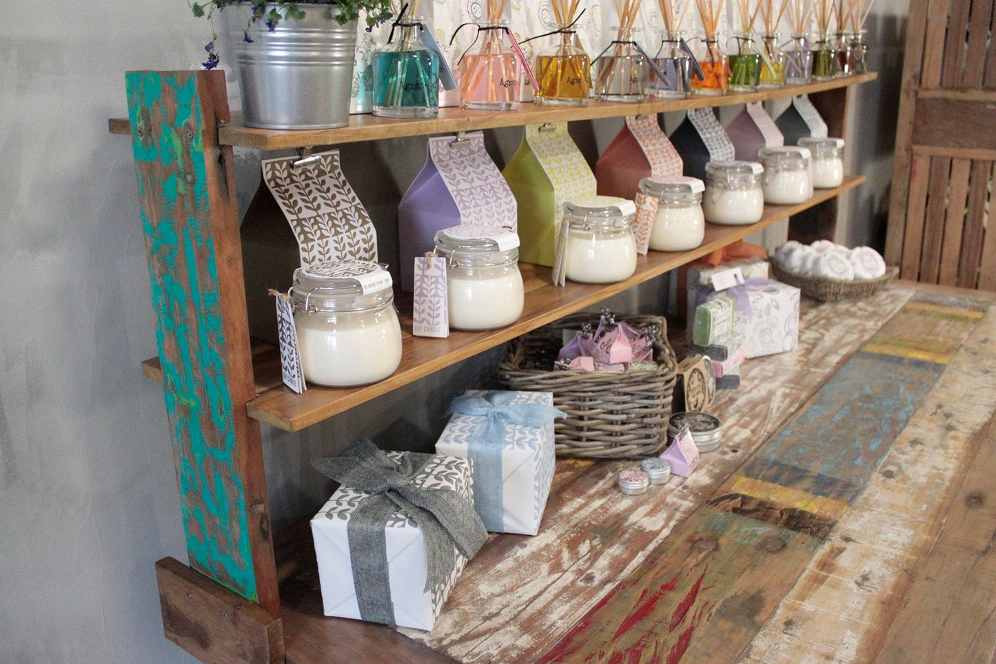 Mesa estándar de 2,2 m con estante superior