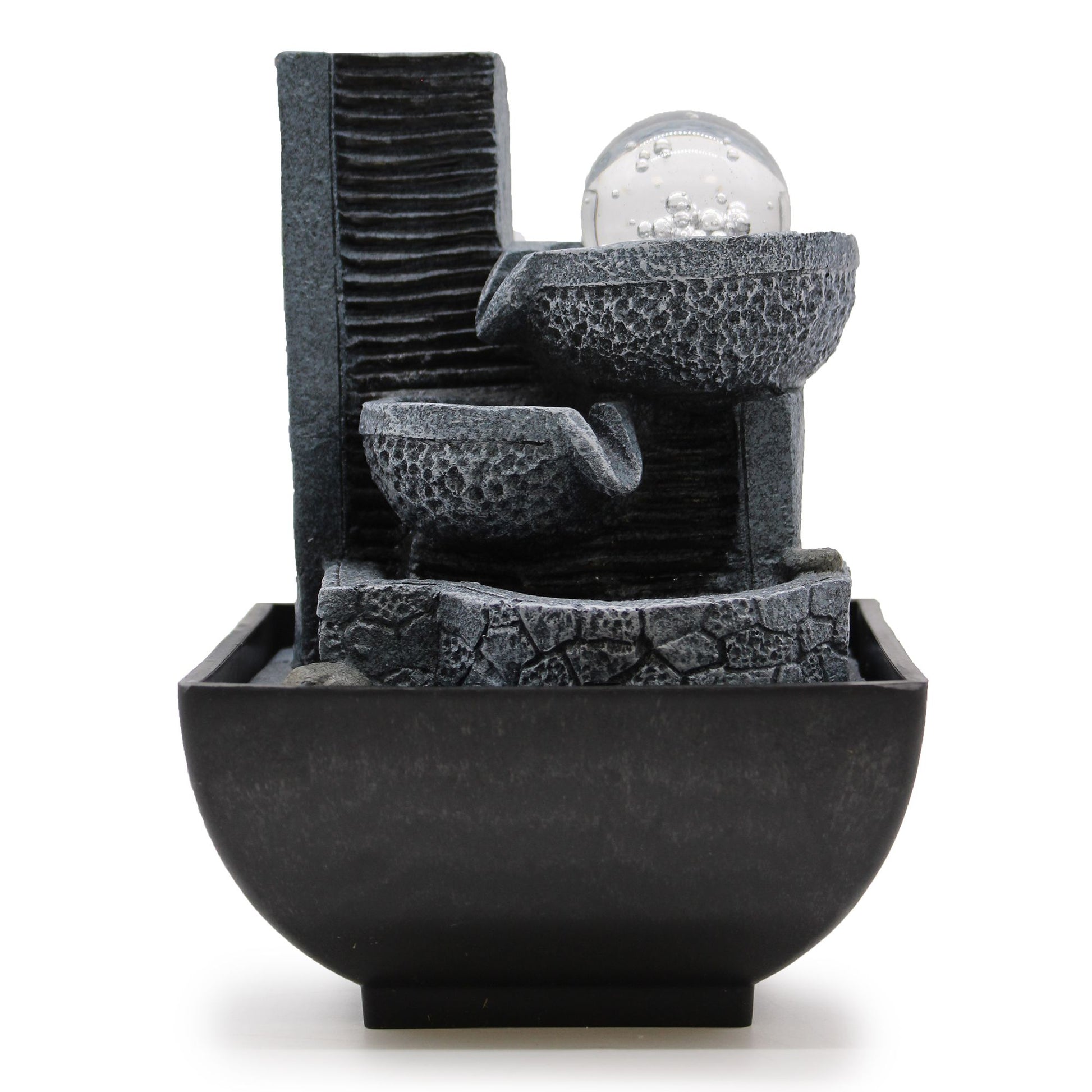 Fuente decorativa moderna en negro y gris, con cascada y esferas, ideal para interiores y exteriores.