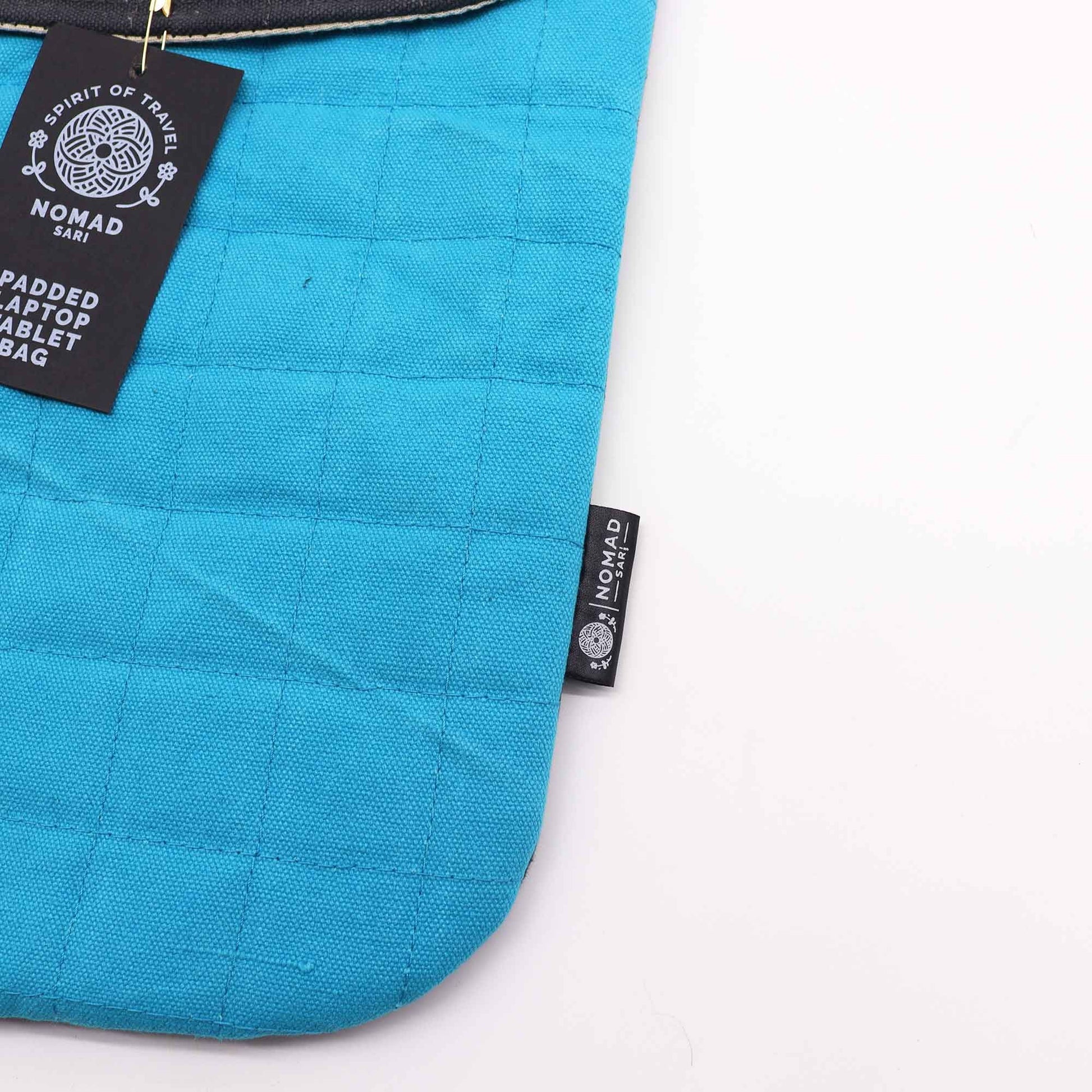 Funda acolchada para tablet en azul turquesa, de tela resistente y diseño moderno. Marca Nomad.