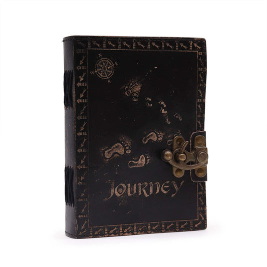 Diario de viaje negro, de cuero con tapas duras, diseño de huellas y cierre dorado. Ideal para tus aventuras.