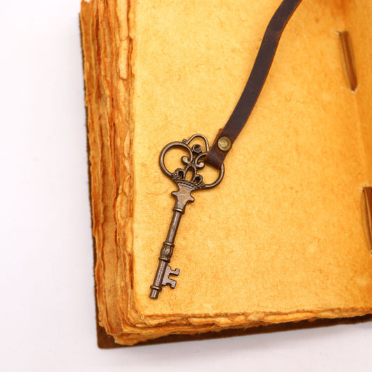 Diario de piel engrasada con llave.