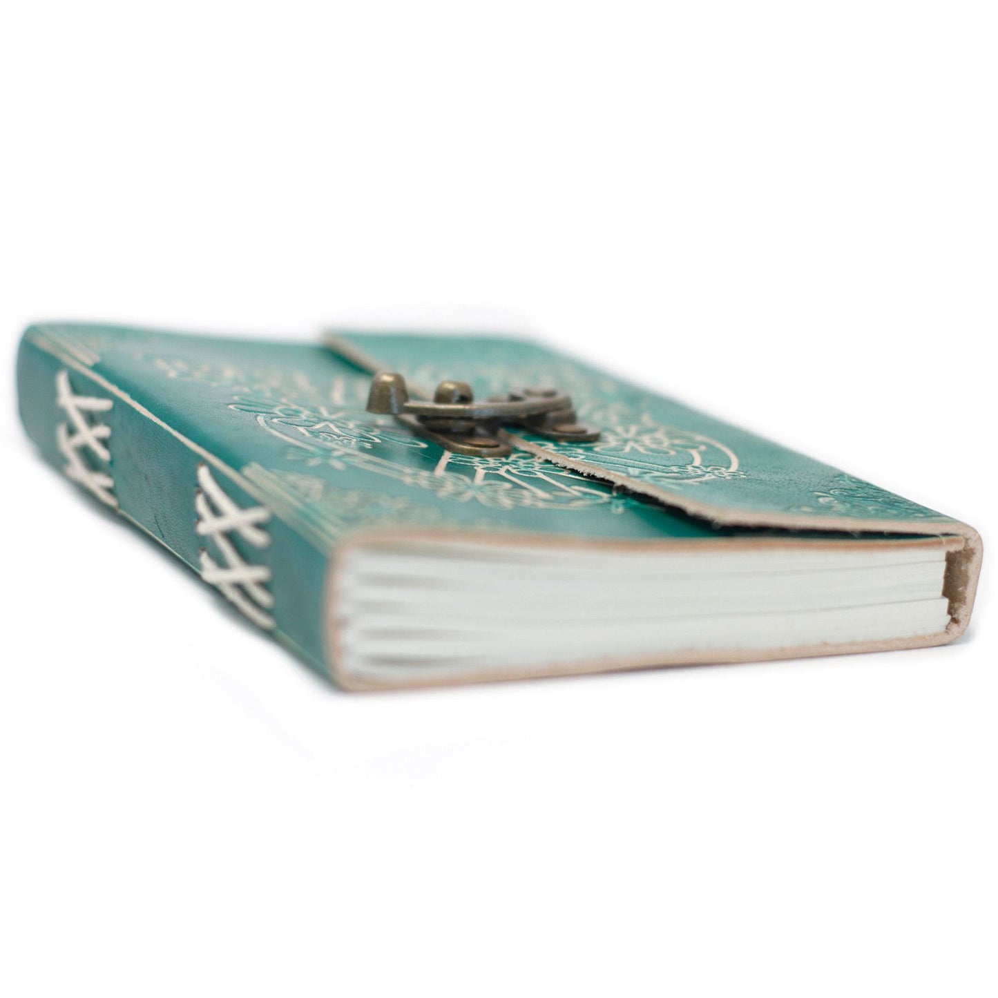 Cuaderno de cuero teal con cierre metálico, estilo bohemio y páginas en blanco. Ideal para journaling.