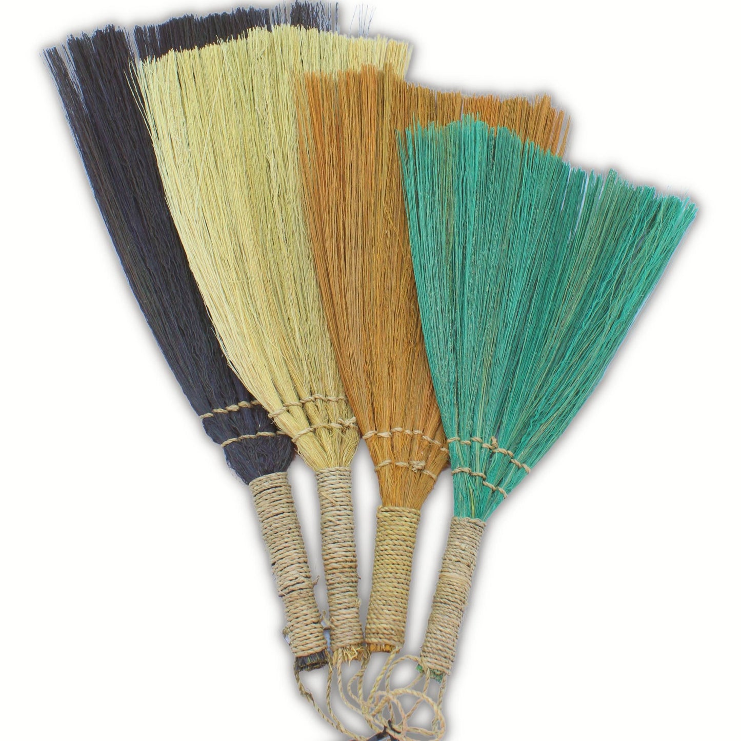 Escobas de colores variados: negro, amarillo, marrón y verde, con mangos trenzados de yute, estilo artesanal.