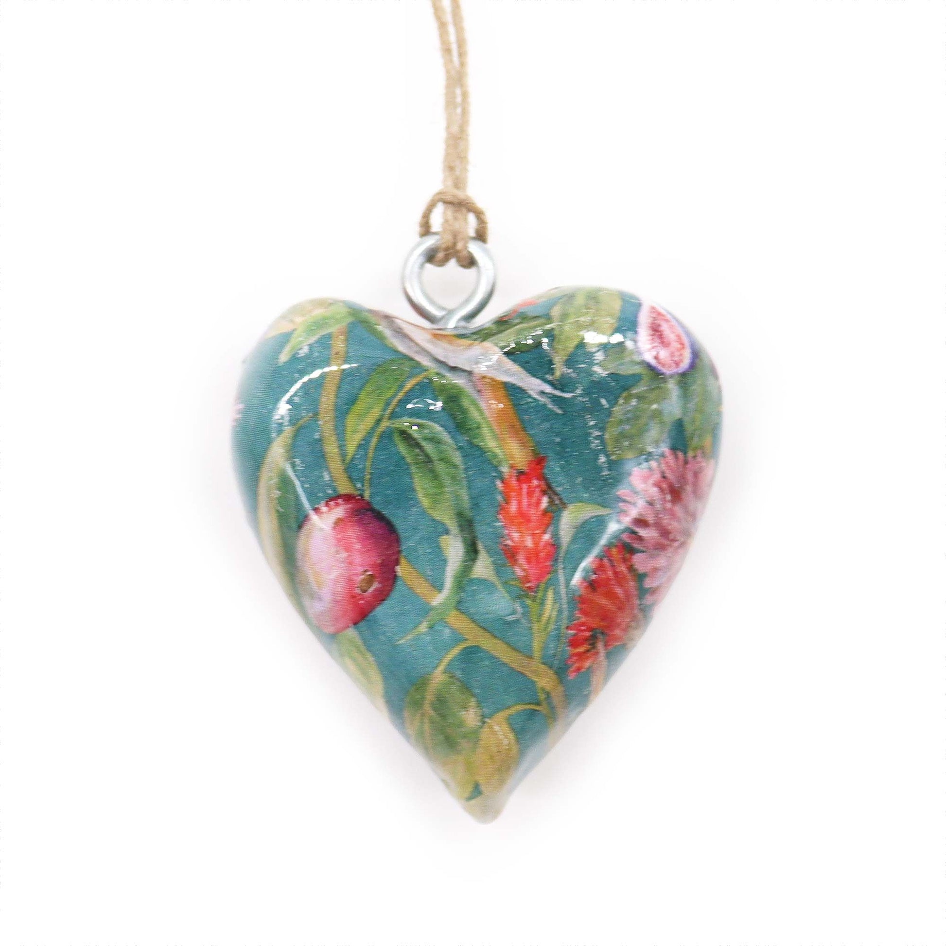 Corazón decorativo de cerámica verde con flores coloridas, colgante en cuerda natural, estilo artesanal.