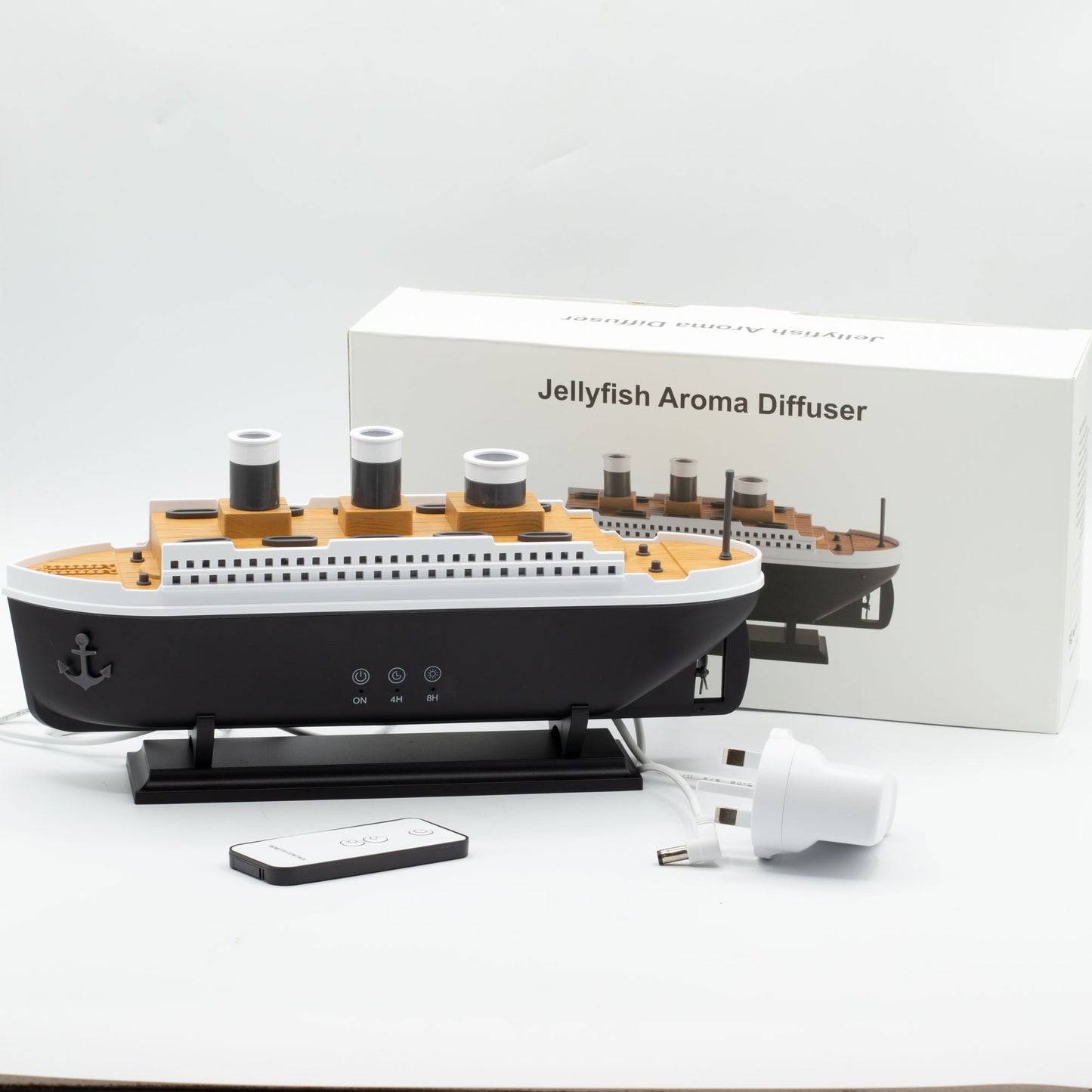 Difusor de aroma con forma de barco clásico, cuerpo negro, detalles blancos y madera, con control remoto y cargador.