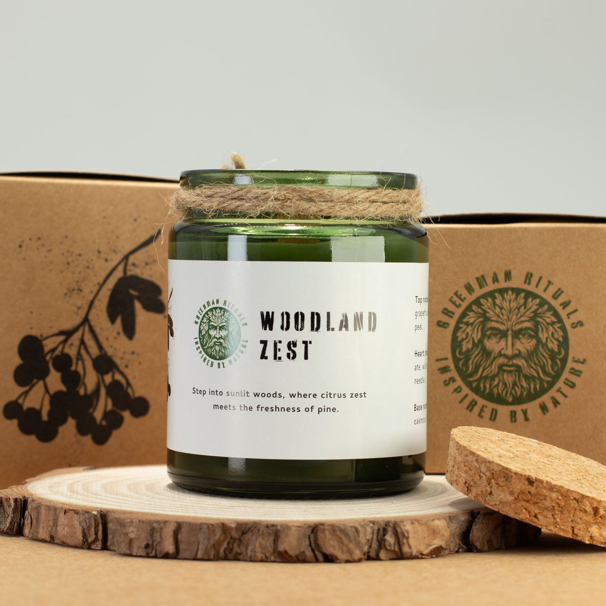 Vela verde "Woodland Zest" en frasco de vidrio, aroma a cítricos y pino, decorada con cuerda natural.