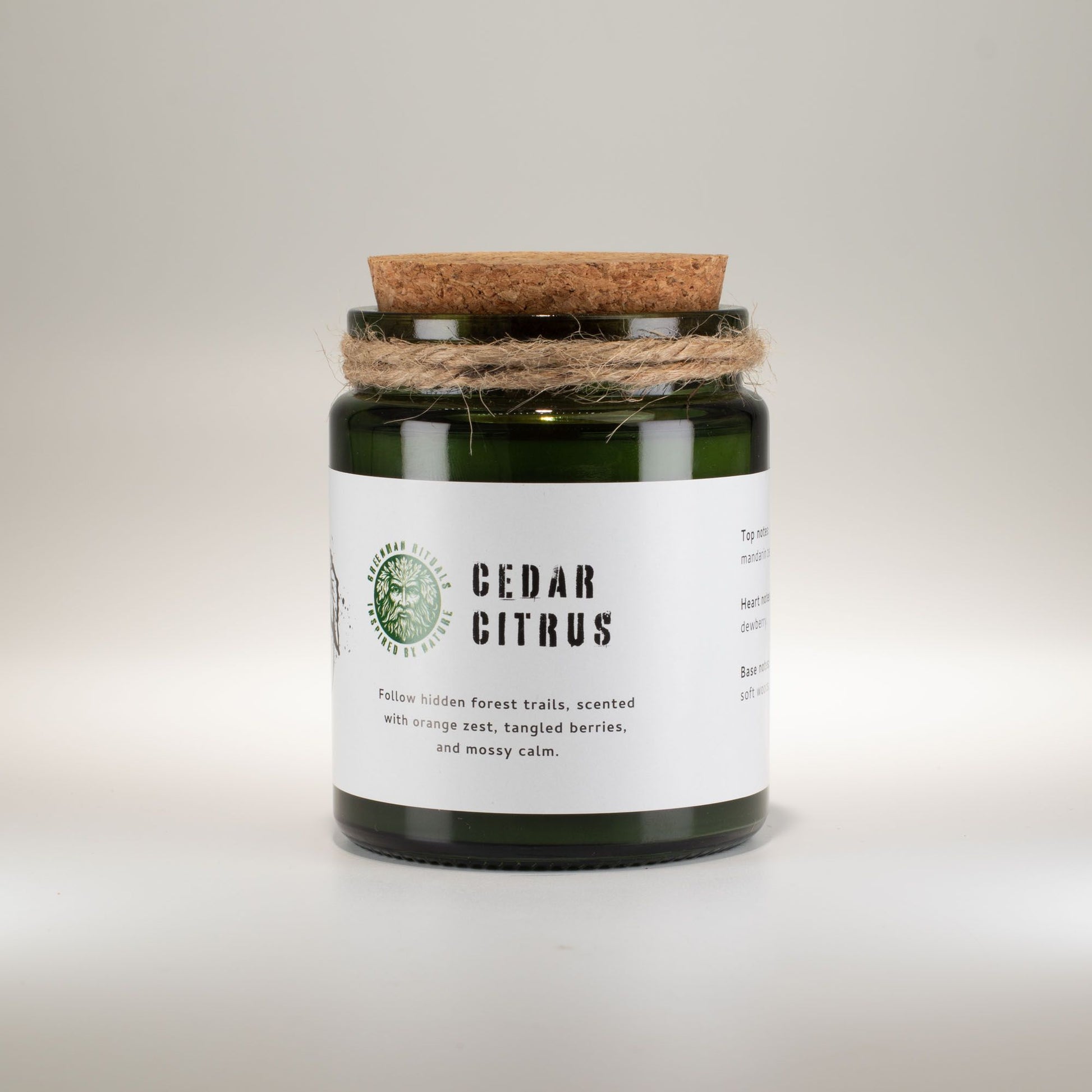 Vela aromática verde "Cedar Citrus" con tapa de corcho, aroma a cítricos y cedro, envuelta en cuerda natural.