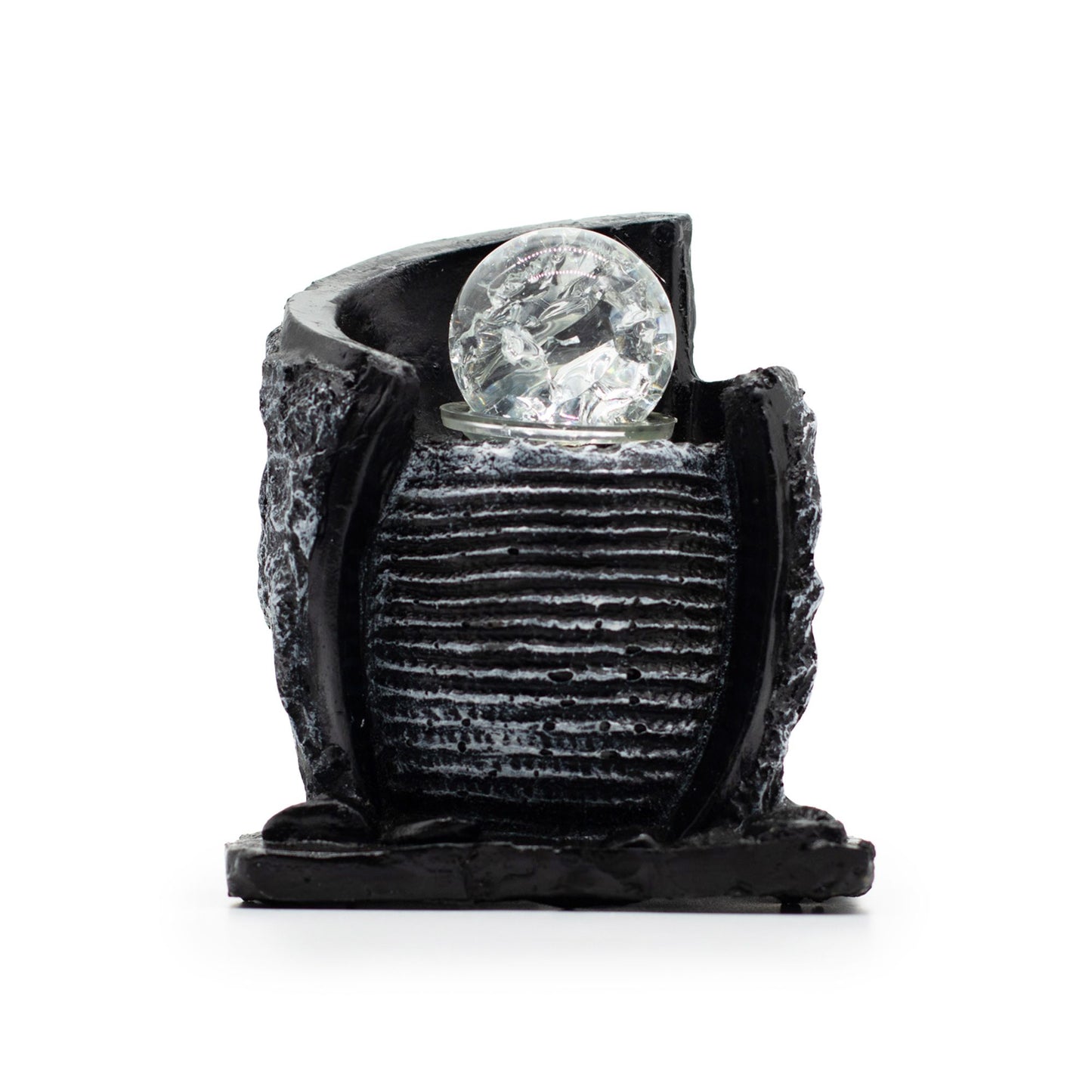 Adorno moderno negro con textura y esfera de cristal transparente en la parte superior, ideal para decoración de interiores.