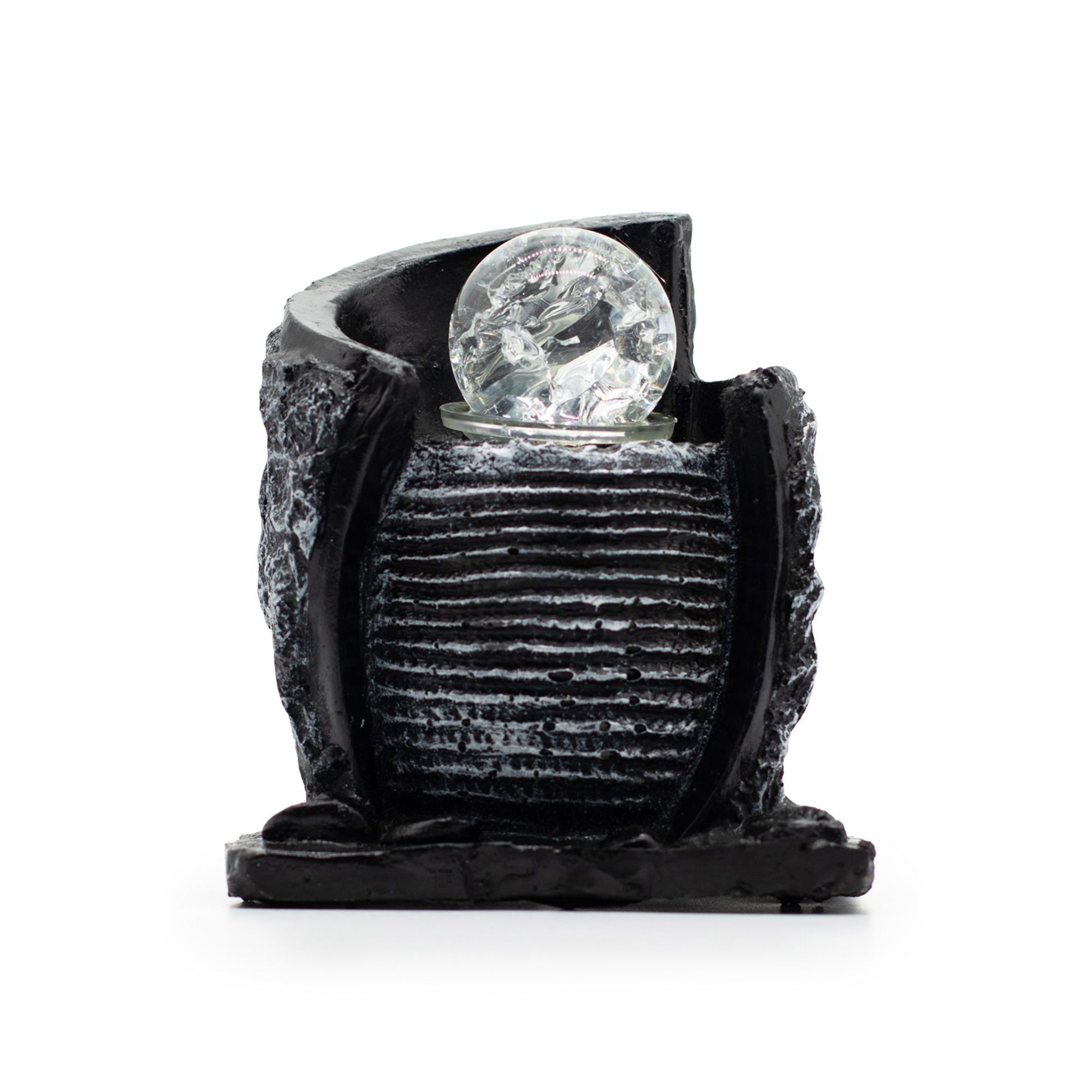 Adorno moderno negro con textura y esfera de cristal transparente en la parte superior, ideal para decoración de interiores.