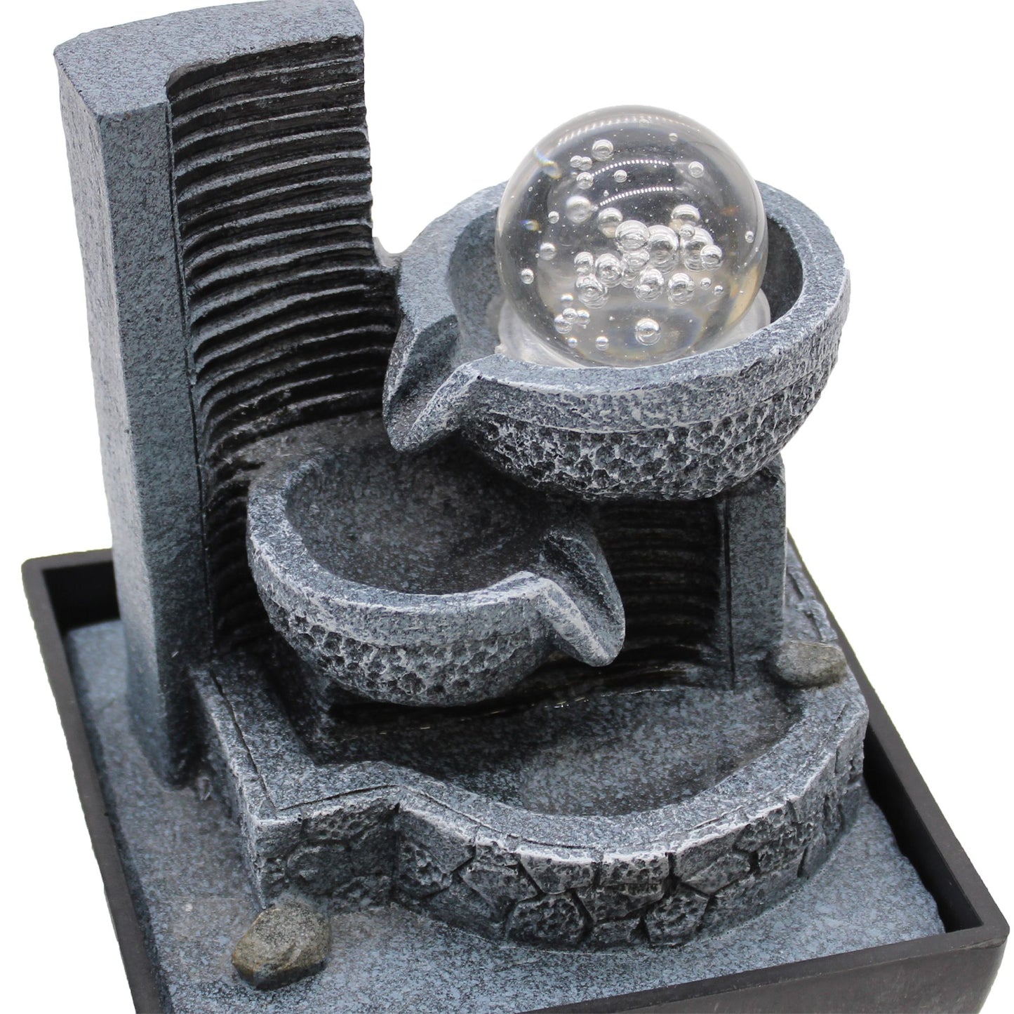 Fuente decorativa de resina gris oscuro con esferas transparentes. Estilo moderno para interiores.