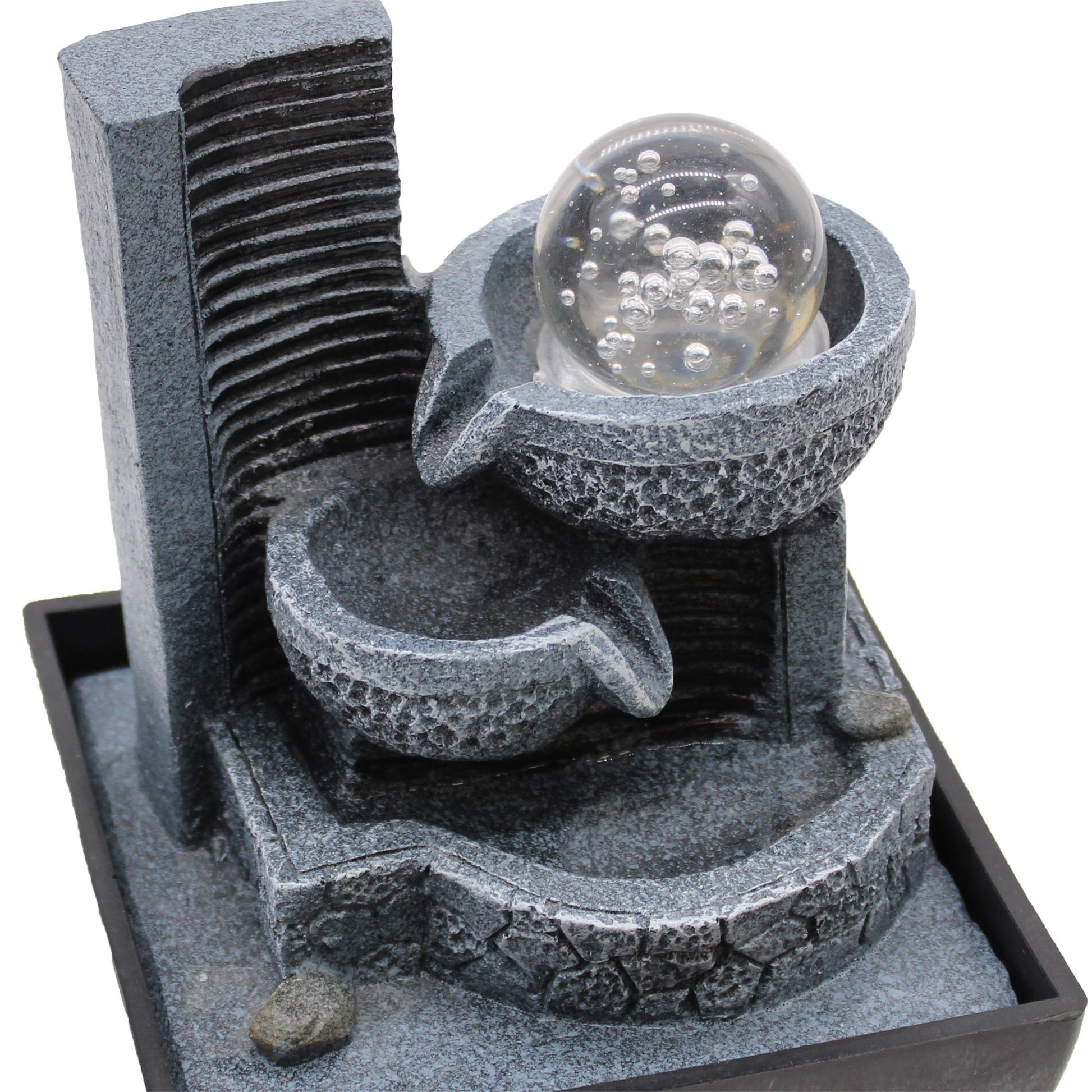 Fuente decorativa de resina gris oscuro con esferas transparentes. Estilo moderno para interiores.