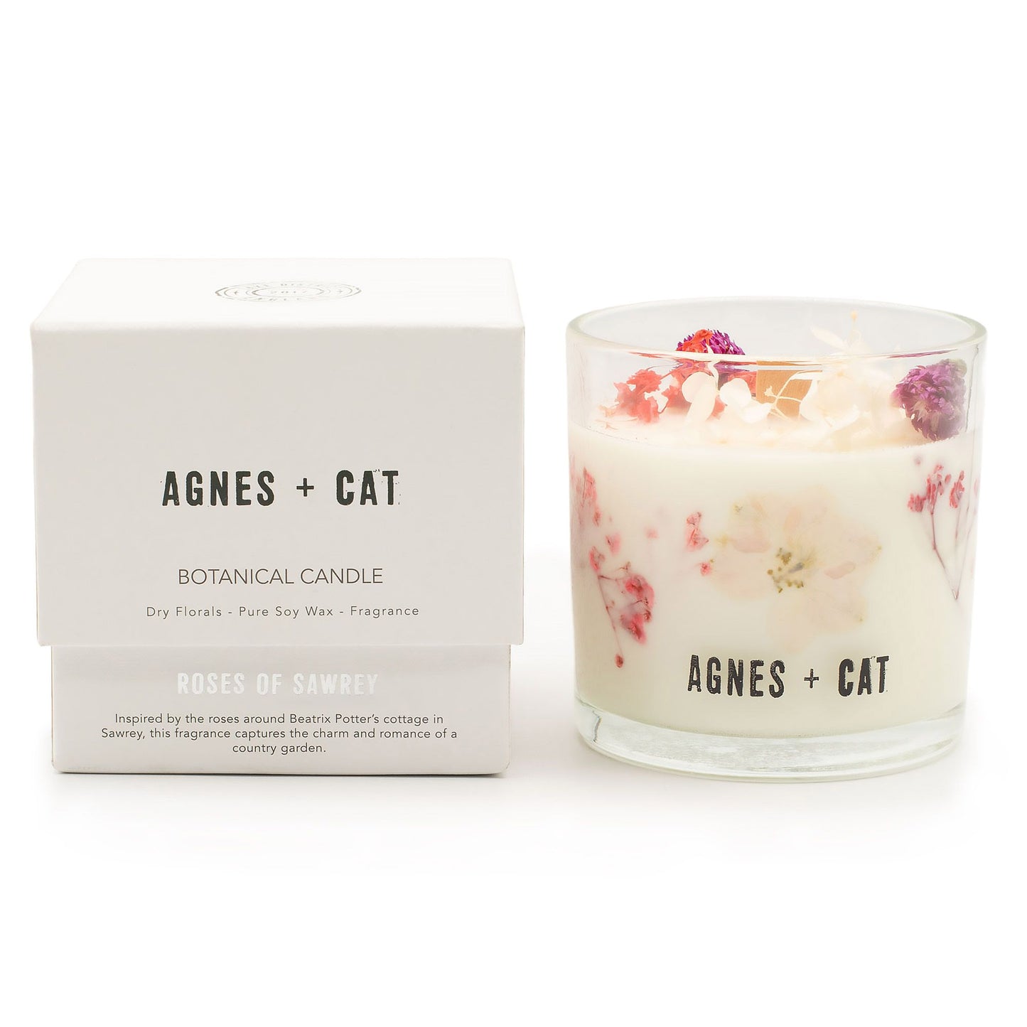 Vela botánica blanca de soya con flores secas, aroma a rosas de Sawrey, en frasco de vidrio.
