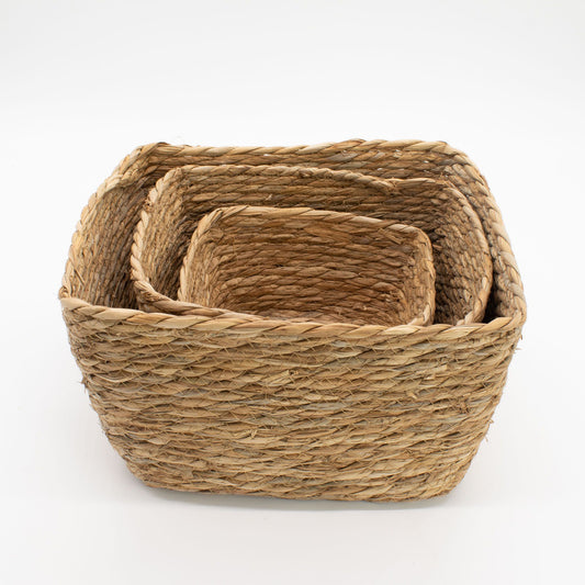 Juego de 3 cestas cuadradas de hierba marina trenzada en color natural, encajadas unas dentro de otras.