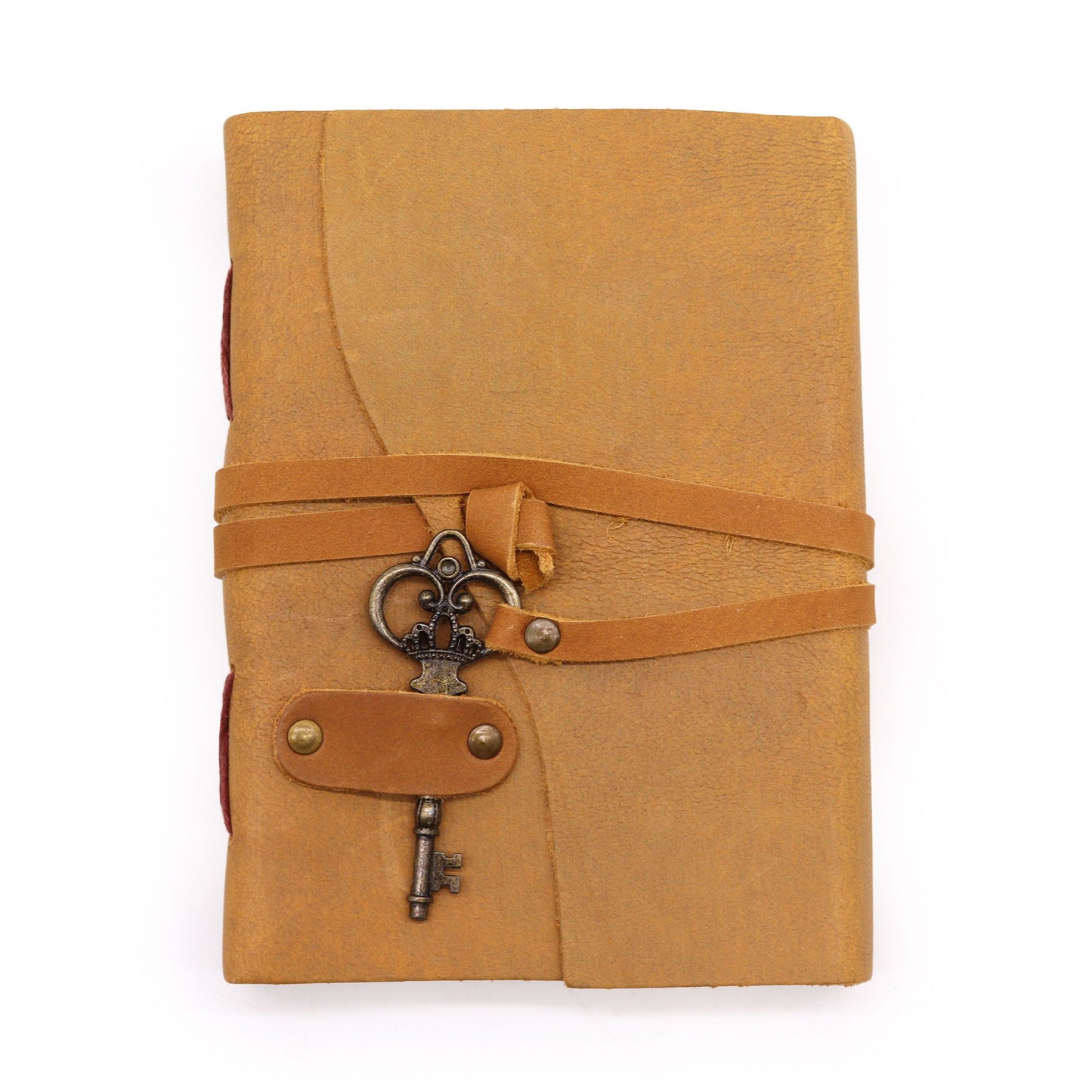 Cuaderno de cuero marrón claro con cierre de cinta y llave decorativa, estilo antiguo y vintage.