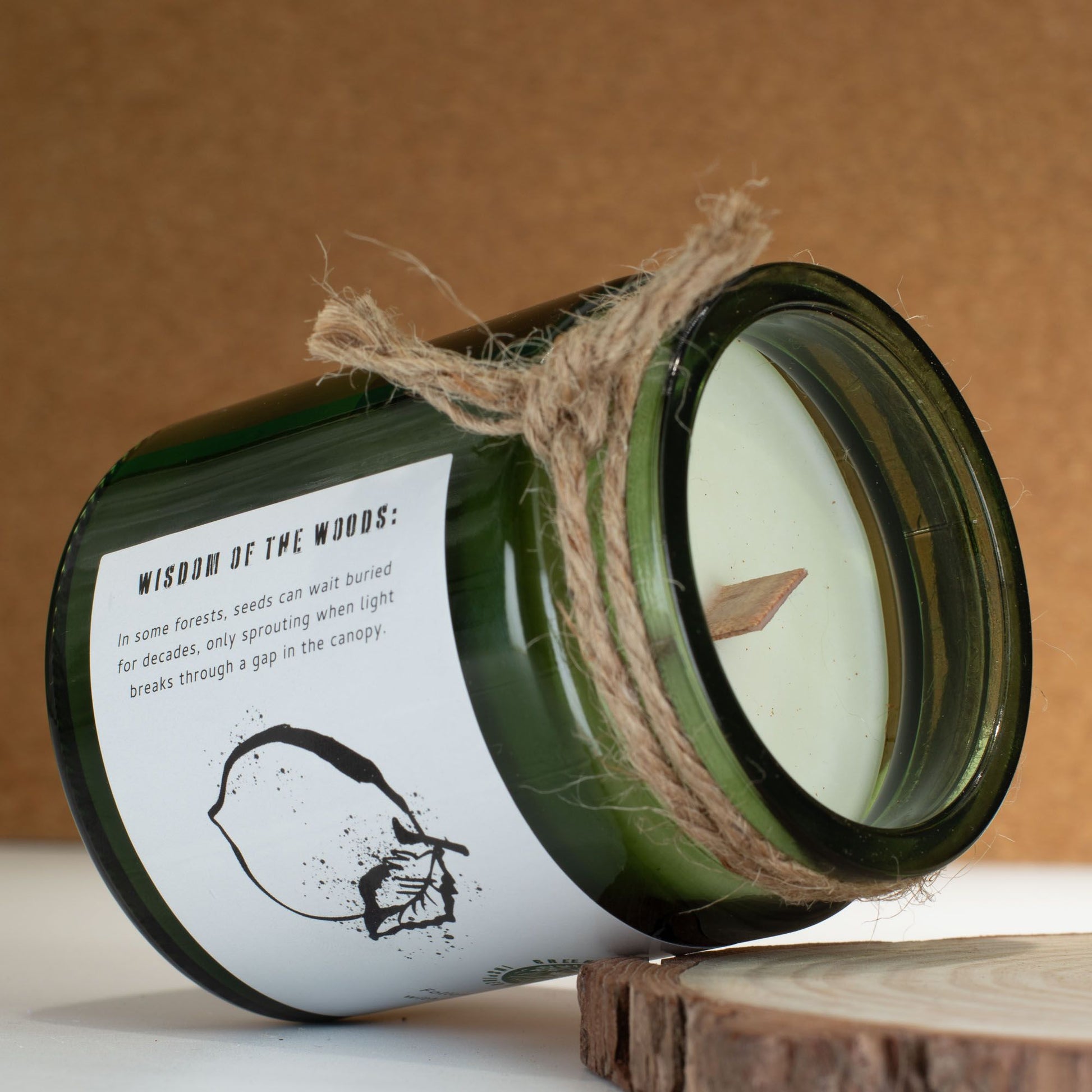 Vela aromática verde en frasco de vidrio, con cuerda, fragancia "Sabiduría del bosque" y mecha de madera.