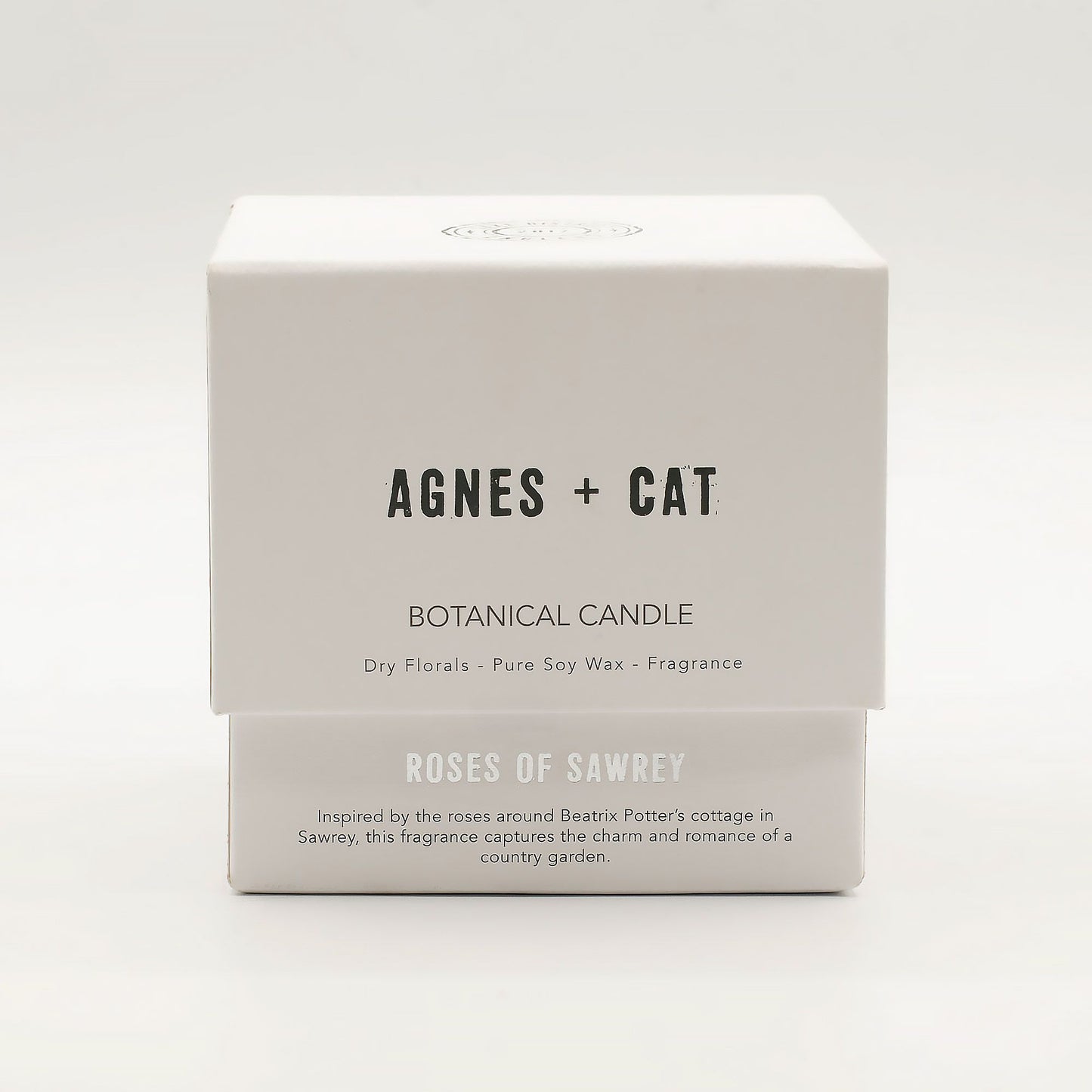 Vela botánica Agnes + Cat en caja blanca, aroma floral, cera de soya pura, "Roses of Sawrey".