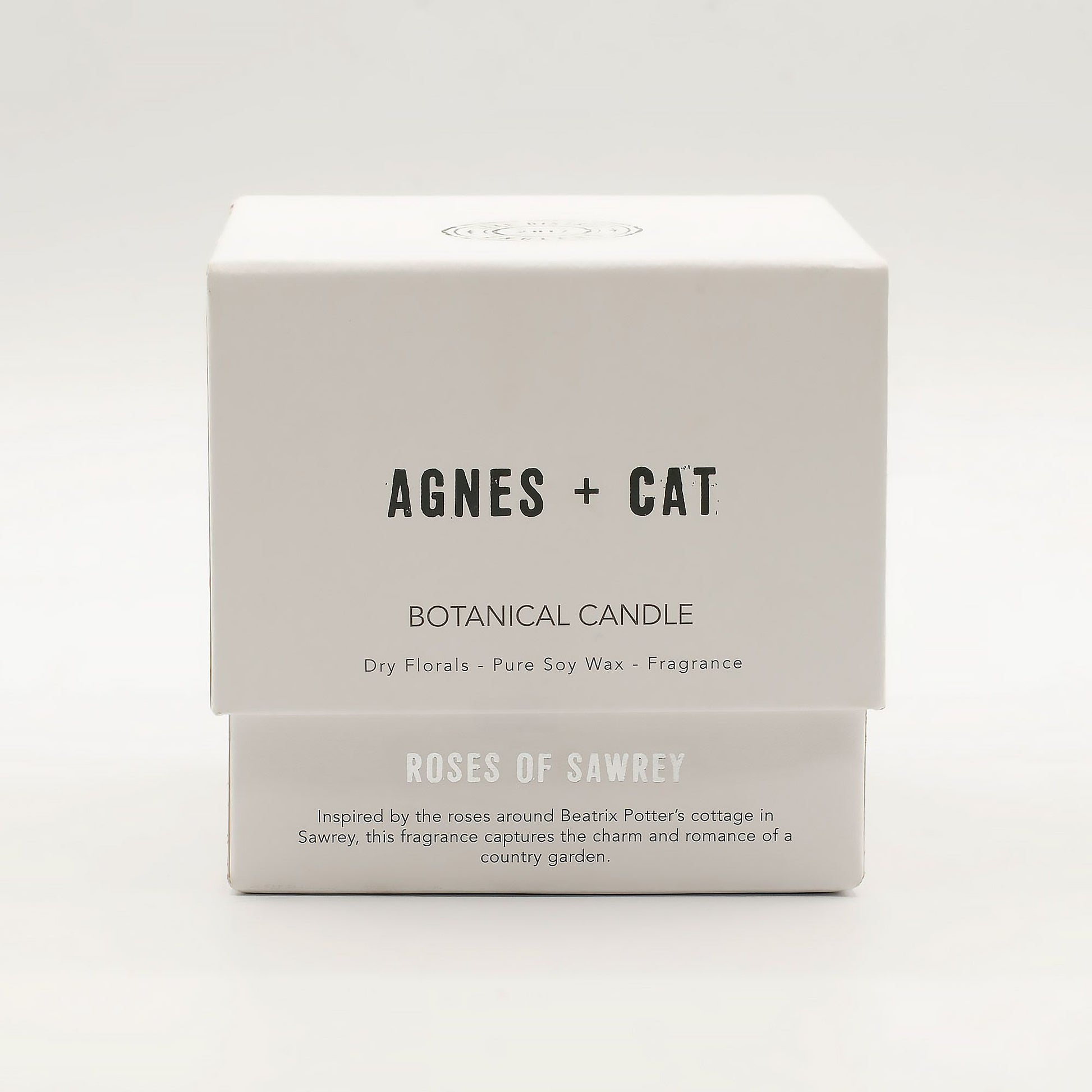 Vela botánica Agnes + Cat en caja blanca, aroma floral, cera de soya pura, "Roses of Sawrey".