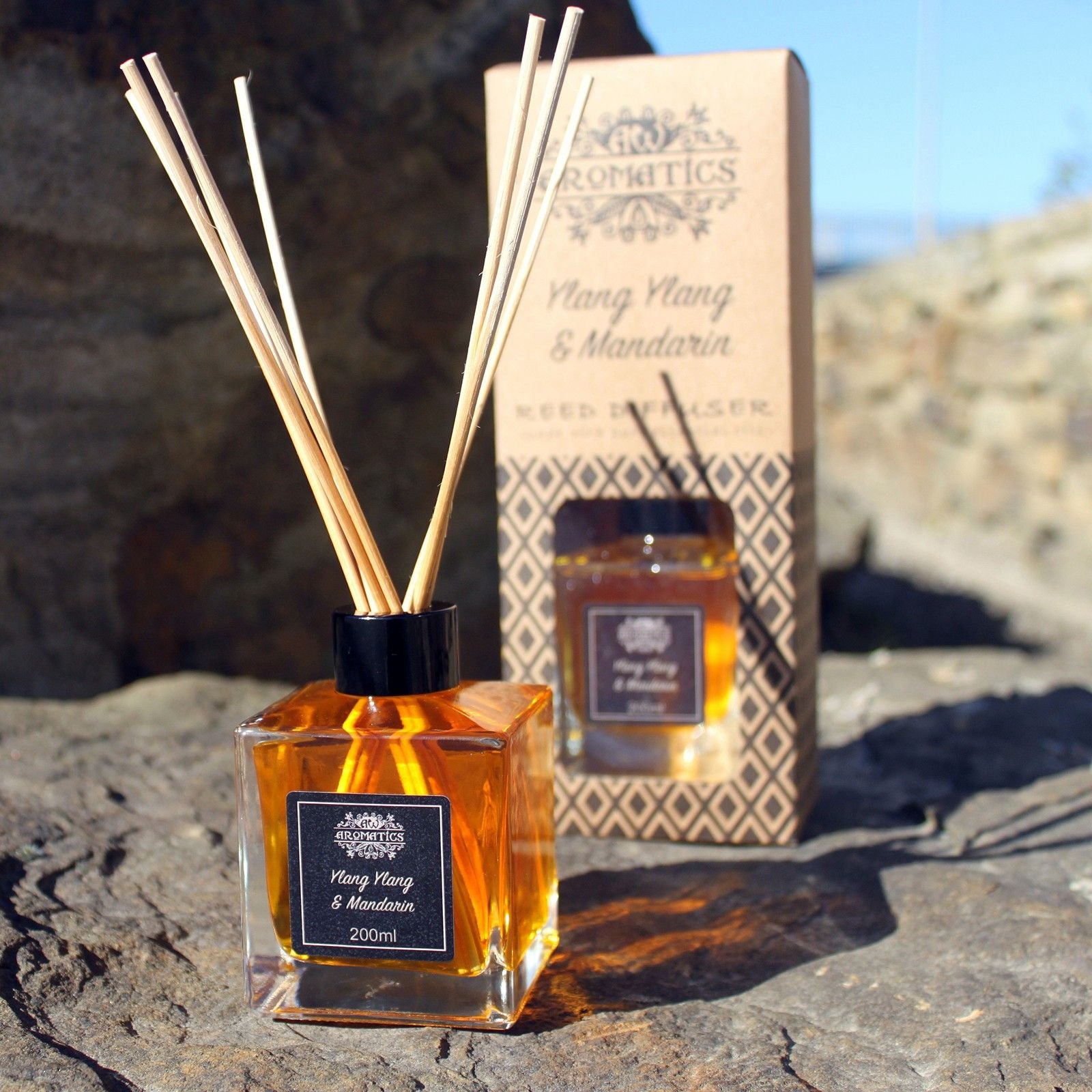 Ambientador de Ylang Ylang y Mandarina en frasco de vidrio ámbar con varillas de mimbre, 200ml.